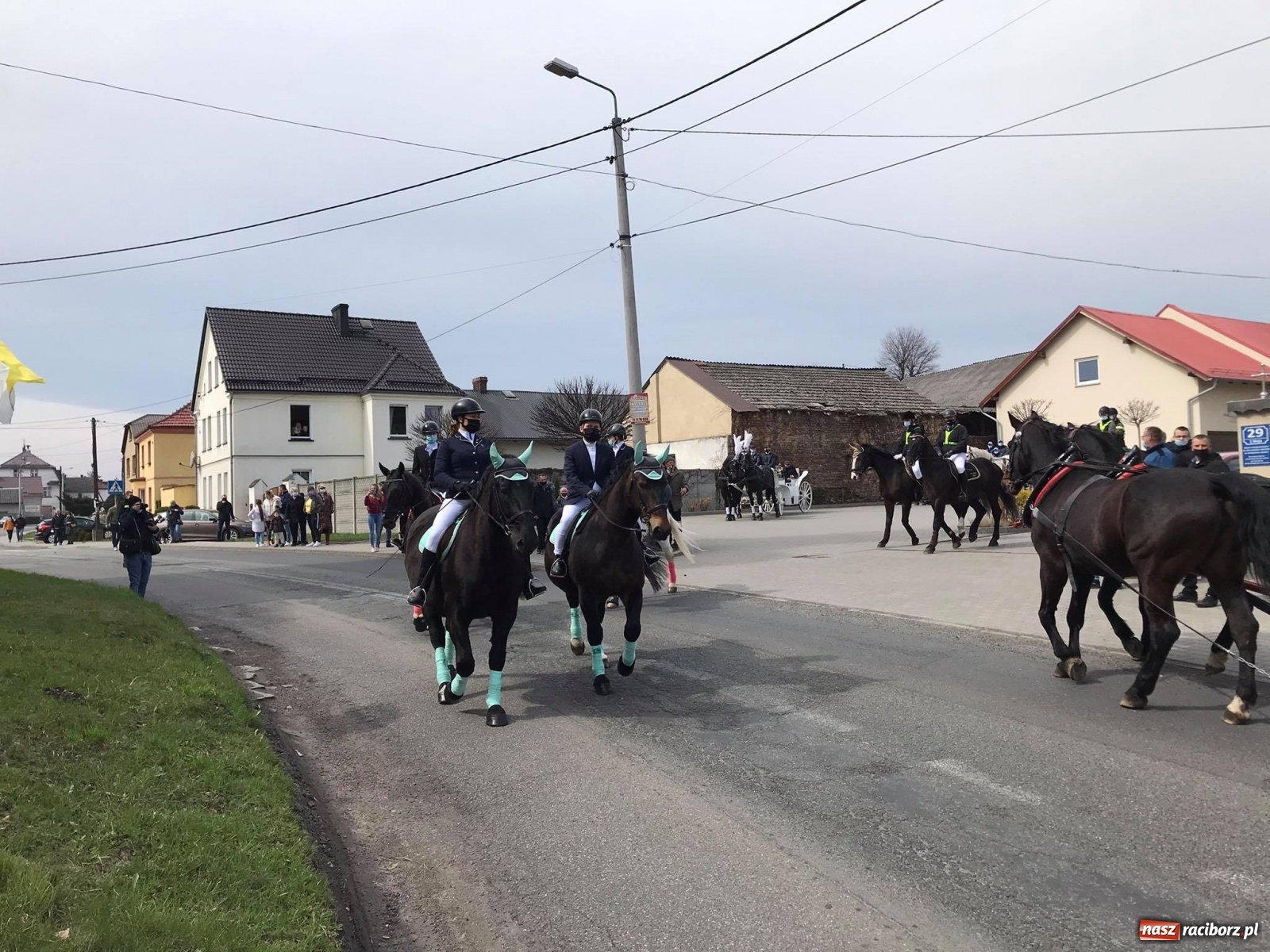 Zdjęcie w galerii na portalu naszraciborz.pl: W Pietrowicach Wielkich odbyła się wielkanocna procesja [FOTO i WIDEO] wiadomości z regionu