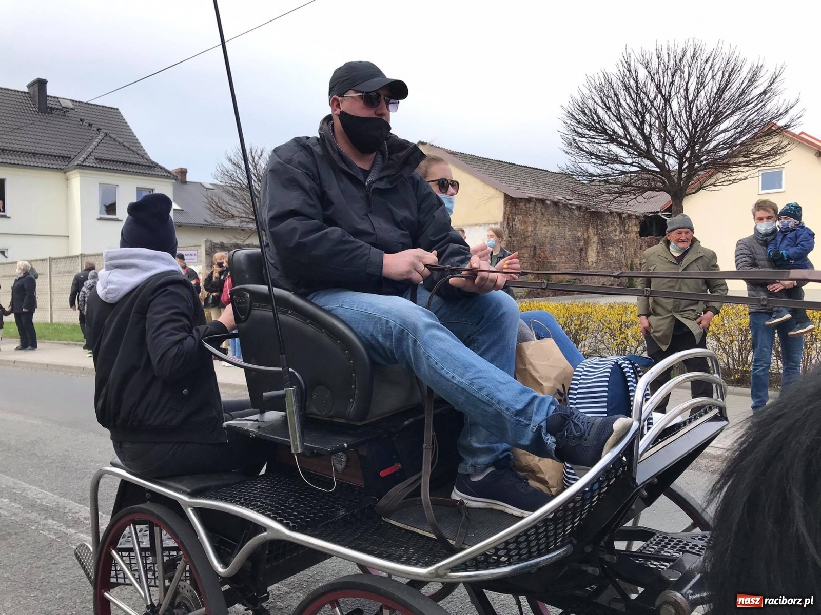 Zdjęcie w galerii na portalu naszraciborz.pl: W Pietrowicach Wielkich odbyła się wielkanocna procesja [FOTO i WIDEO] wiadomości z regionu