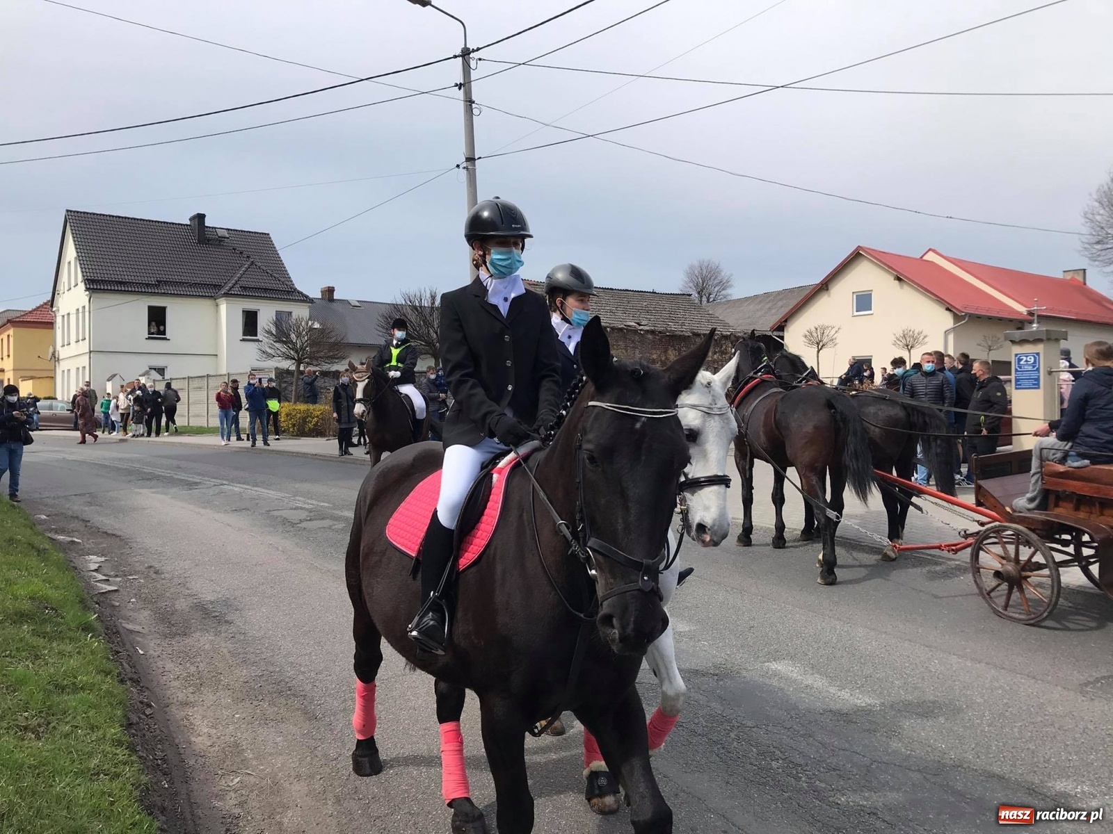 Zdjęcie w galerii na portalu naszraciborz.pl: W Pietrowicach Wielkich odbyła się wielkanocna procesja [FOTO i WIDEO] wiadomości z regionu