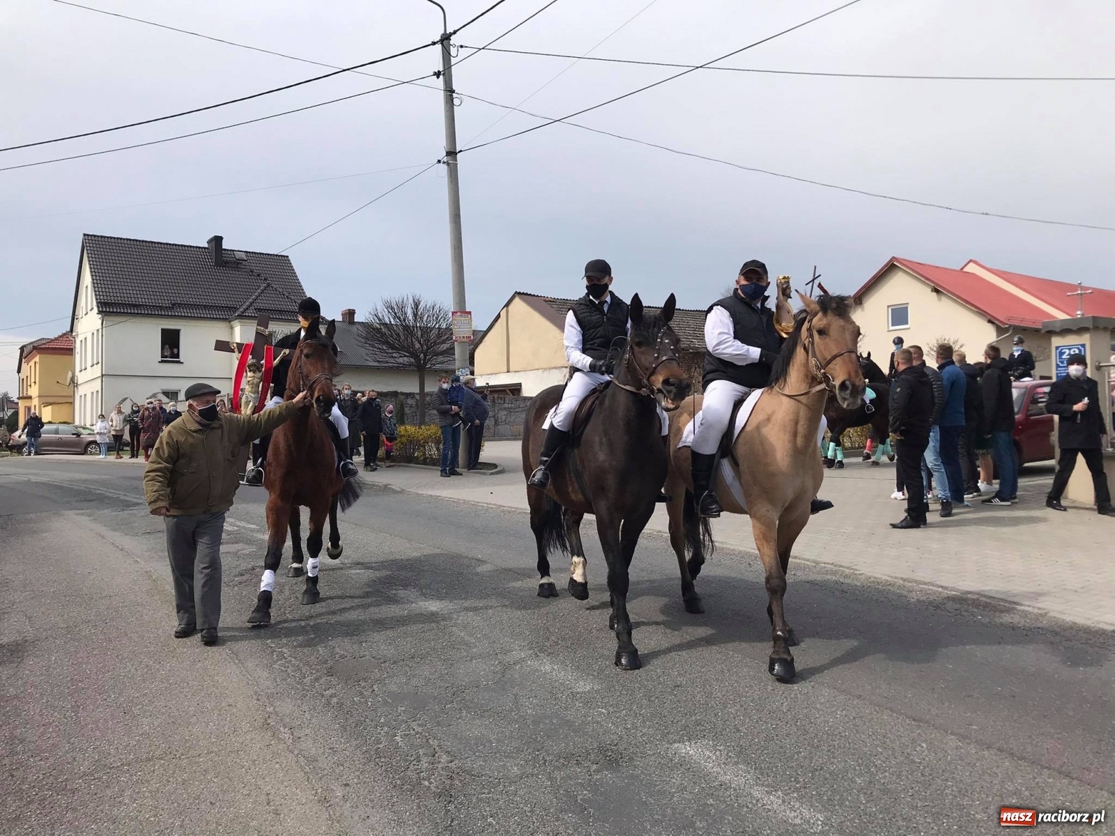 Zdjęcie w galerii na portalu naszraciborz.pl: W Pietrowicach Wielkich odbyła się wielkanocna procesja [FOTO i WIDEO] wiadomości z regionu