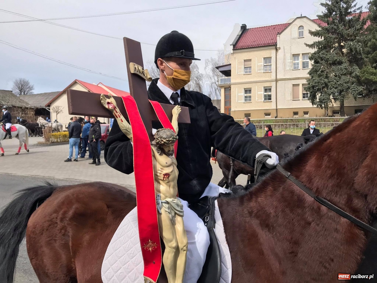 Zdjęcie w galerii na portalu naszraciborz.pl: W Pietrowicach Wielkich odbyła się wielkanocna procesja [FOTO i WIDEO] wiadomości z regionu