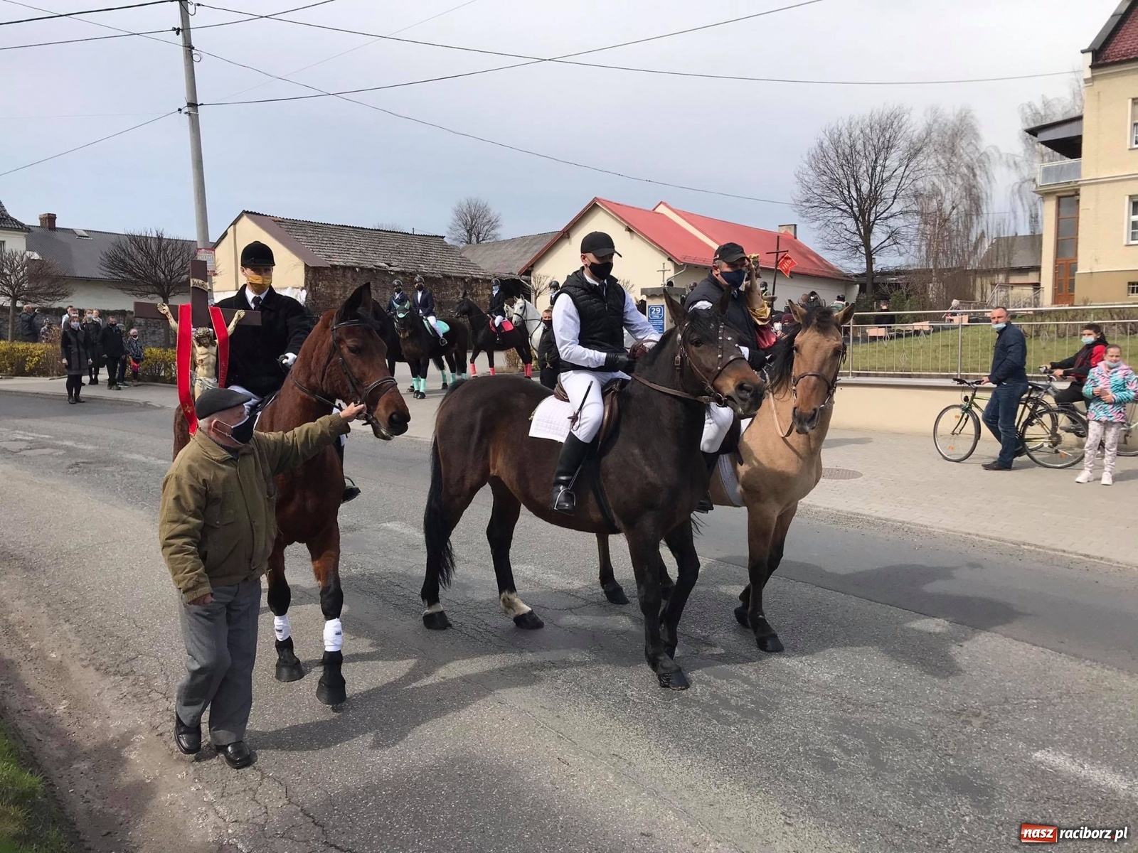 Zdjęcie w galerii na portalu naszraciborz.pl: W Pietrowicach Wielkich odbyła się wielkanocna procesja [FOTO i WIDEO] wiadomości z regionu