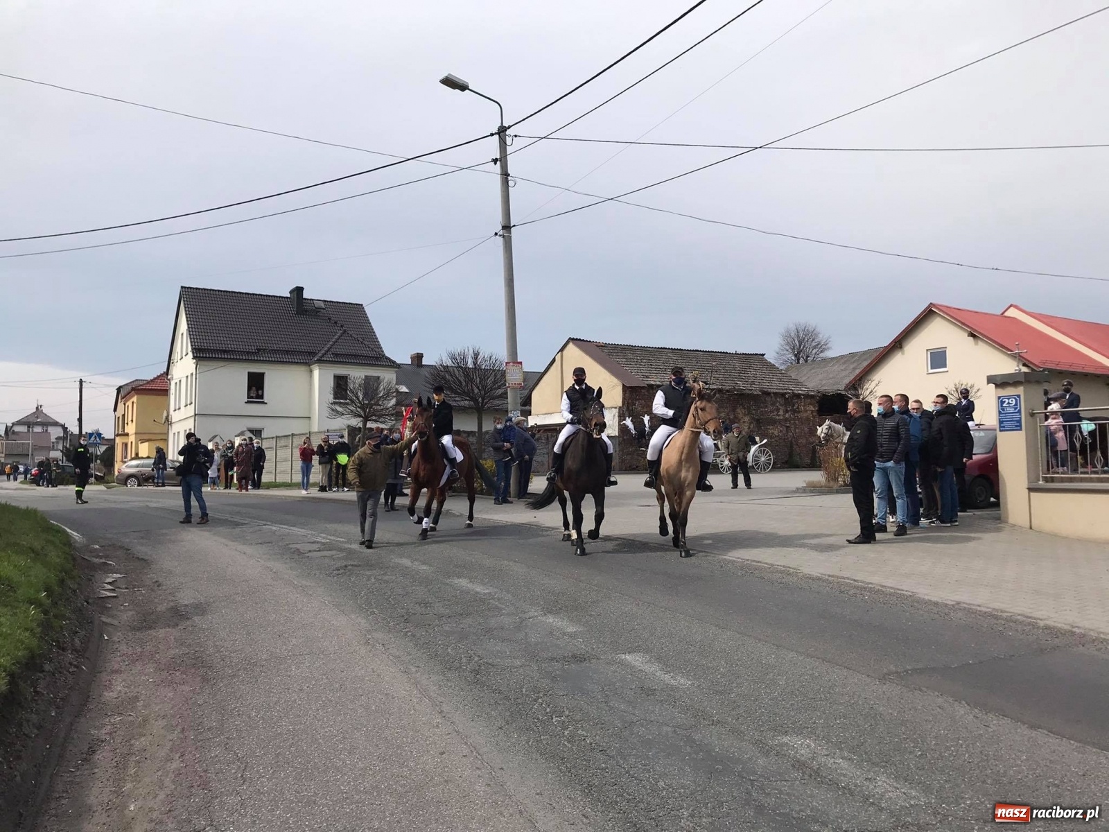 Zdjęcie w galerii na portalu naszraciborz.pl: W Pietrowicach Wielkich odbyła się wielkanocna procesja [FOTO i WIDEO] wiadomości z regionu