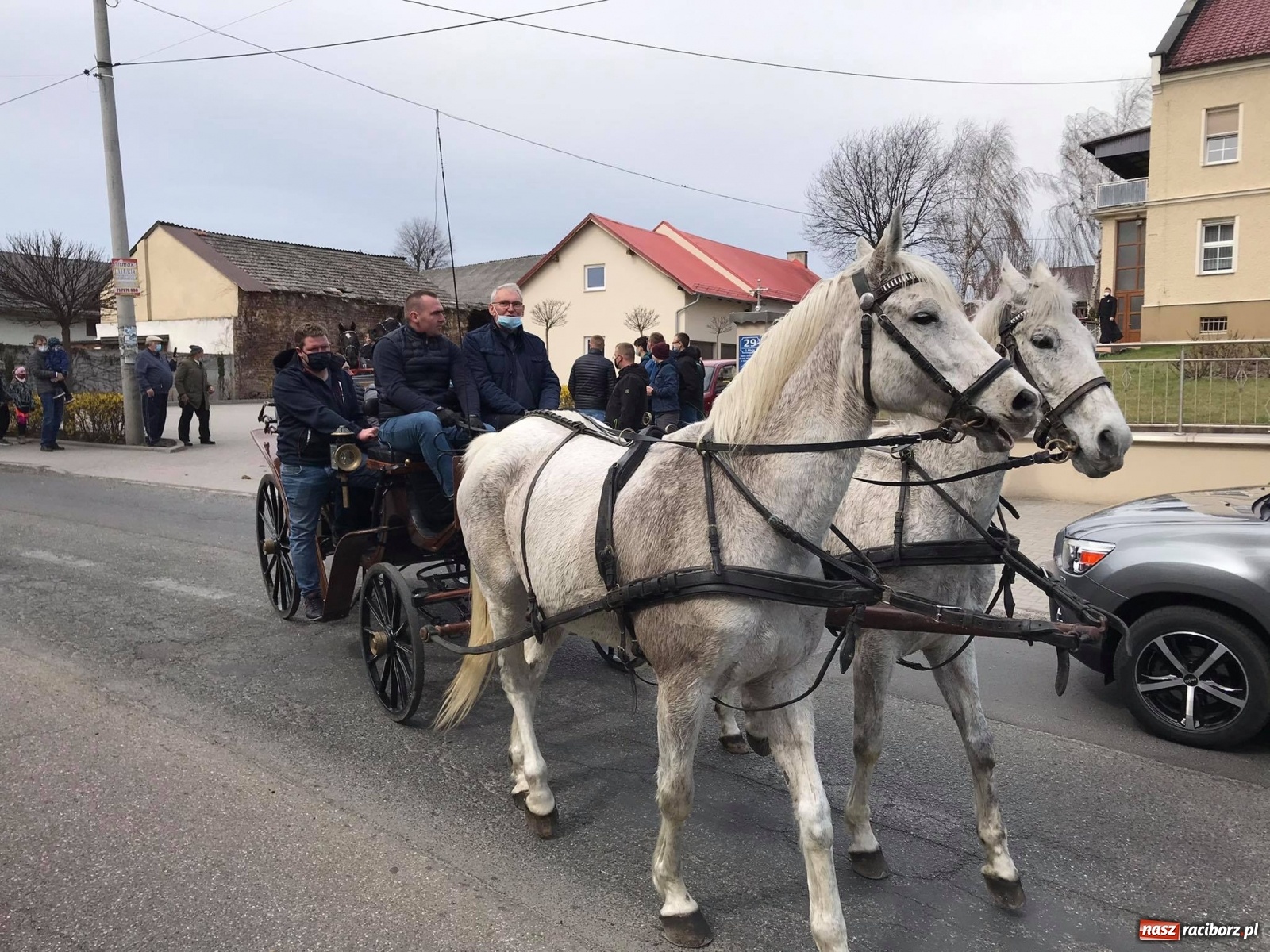 Zdjęcie w galerii na portalu naszraciborz.pl: W Pietrowicach Wielkich odbyła się wielkanocna procesja [FOTO i WIDEO] wiadomości z regionu