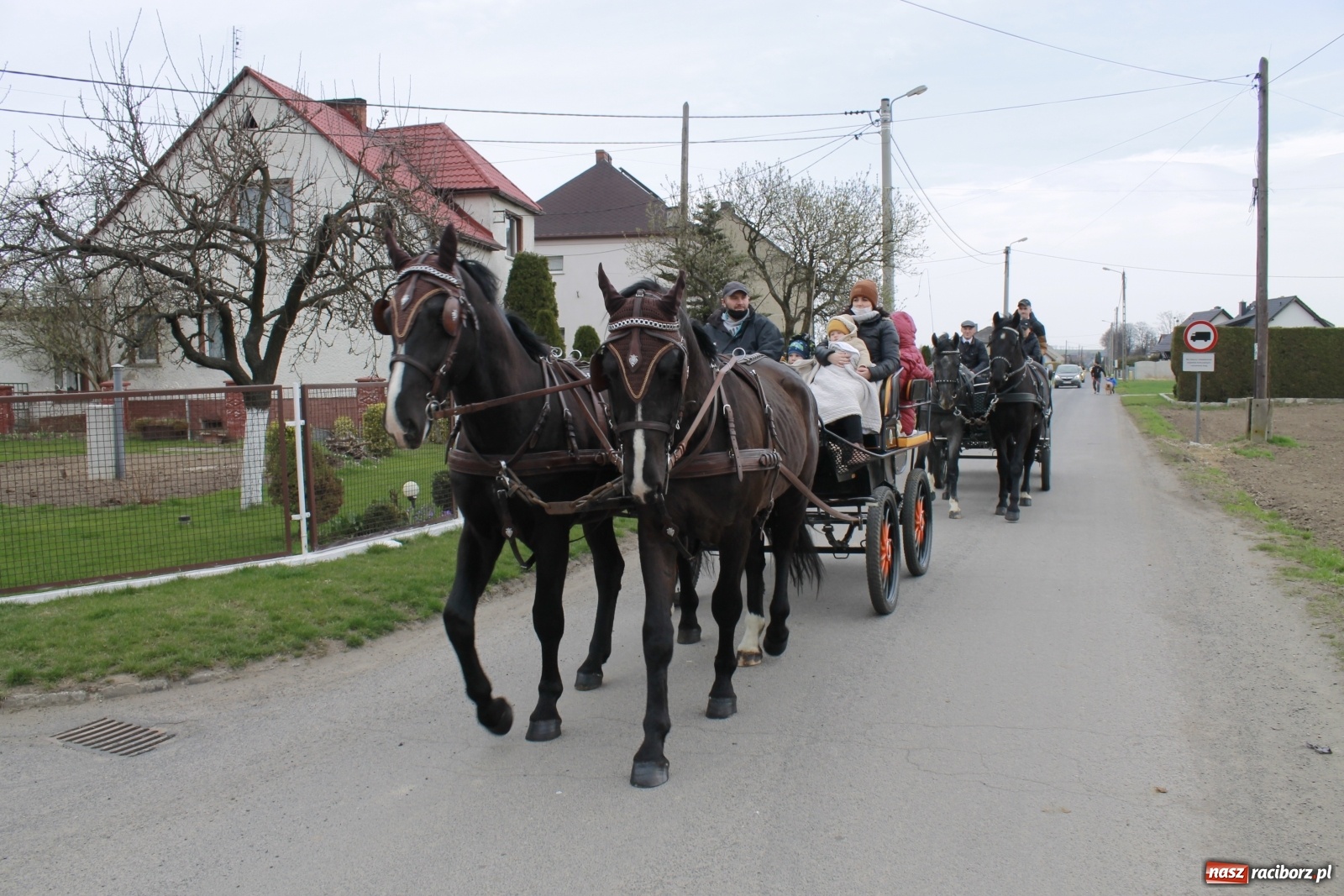 Zdjęcie w galerii na portalu naszraciborz.pl: W Pietrowicach Wielkich odbyła się wielkanocna procesja [FOTO i WIDEO] wiadomości z regionu