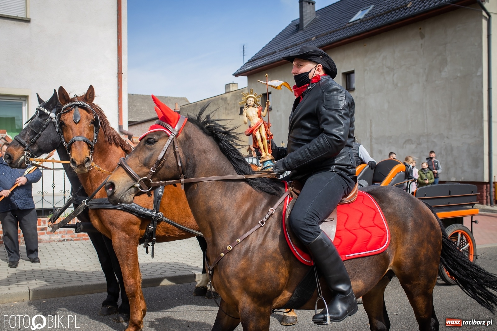 Zdjęcie w galerii na portalu naszraciborz.pl: Sudół nie zaniechał tradycji. Ruszyła procesja konna [FOTO i WIDEO] wiadomości z regionu