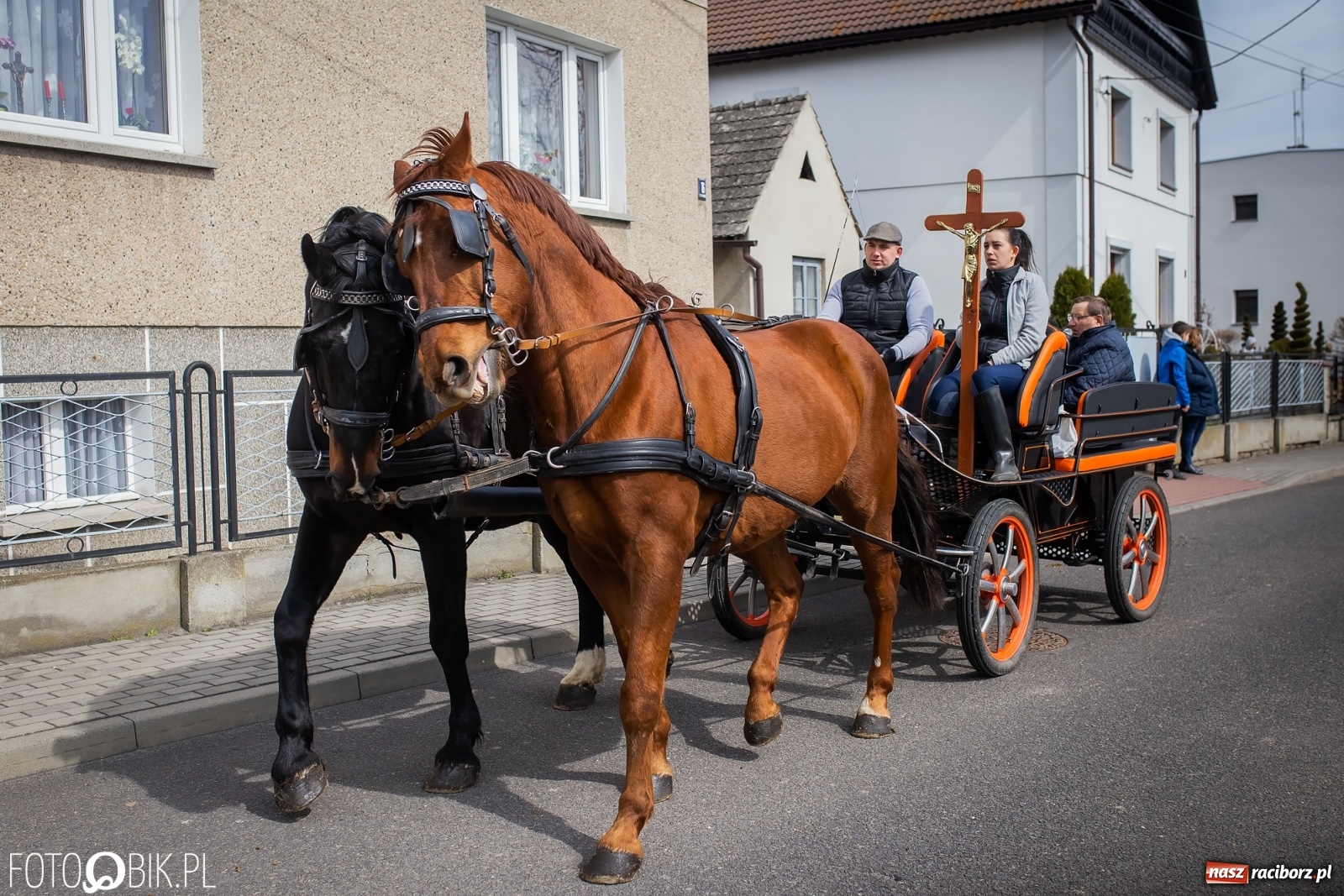 Zdjęcie w galerii na portalu naszraciborz.pl: Sudół nie zaniechał tradycji. Ruszyła procesja konna [FOTO i WIDEO] wiadomości z regionu