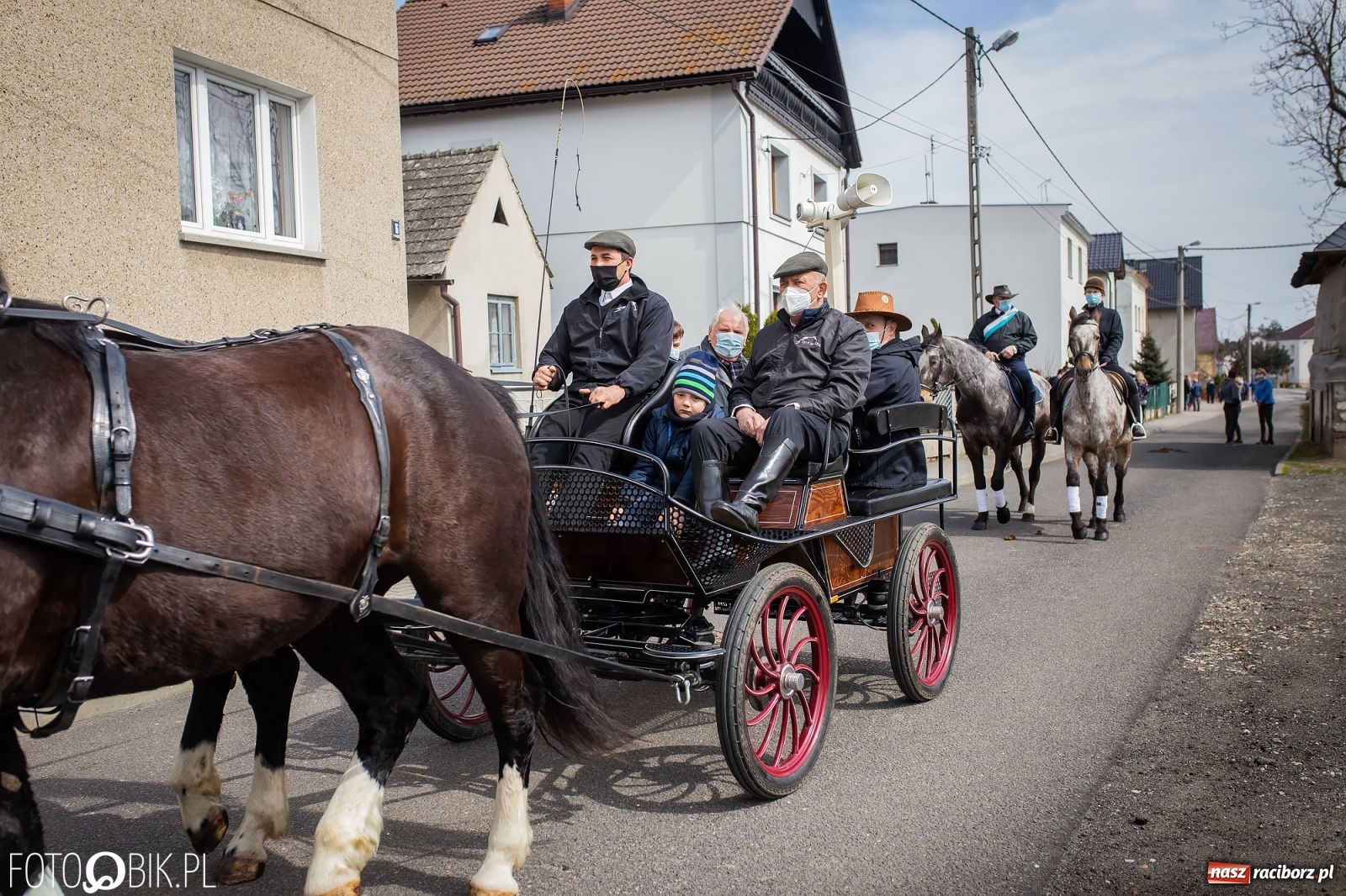 Zdjęcie w galerii na portalu naszraciborz.pl: Sudół nie zaniechał tradycji. Ruszyła procesja konna [FOTO i WIDEO] wiadomości z regionu