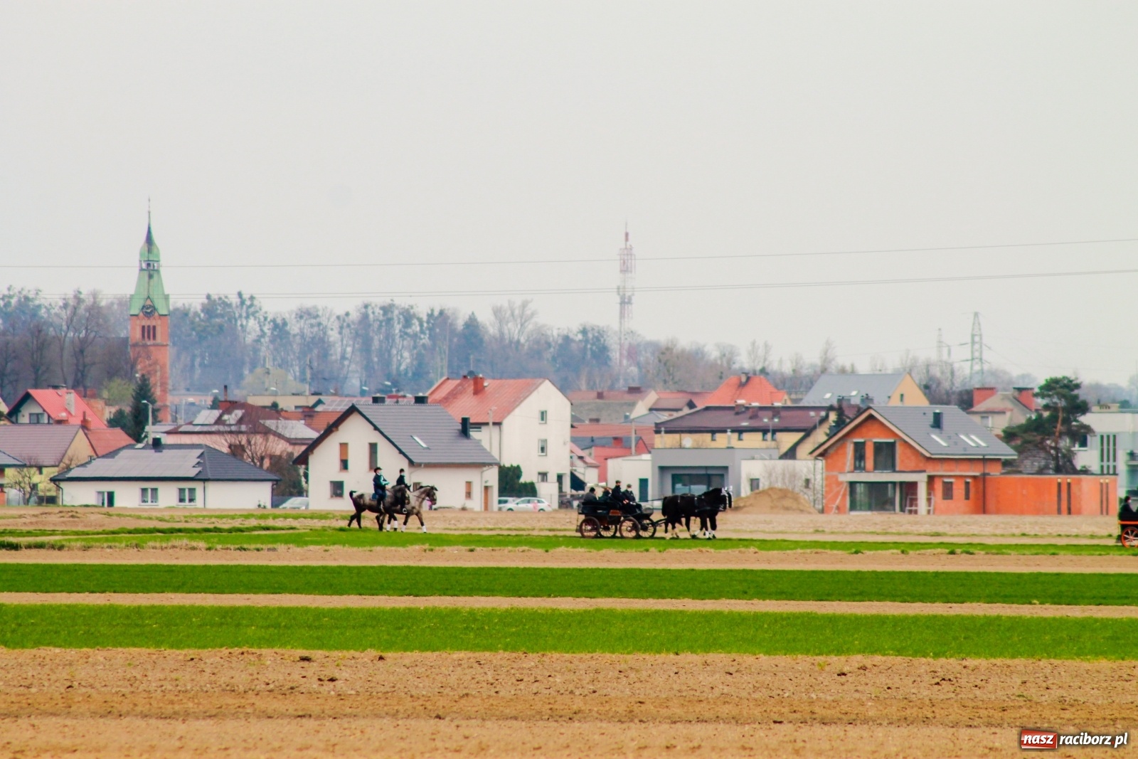 Zdjęcie w galerii na portalu naszraciborz.pl: Sudół nie zaniechał tradycji. Ruszyła procesja konna [FOTO i WIDEO] wiadomości z regionu
