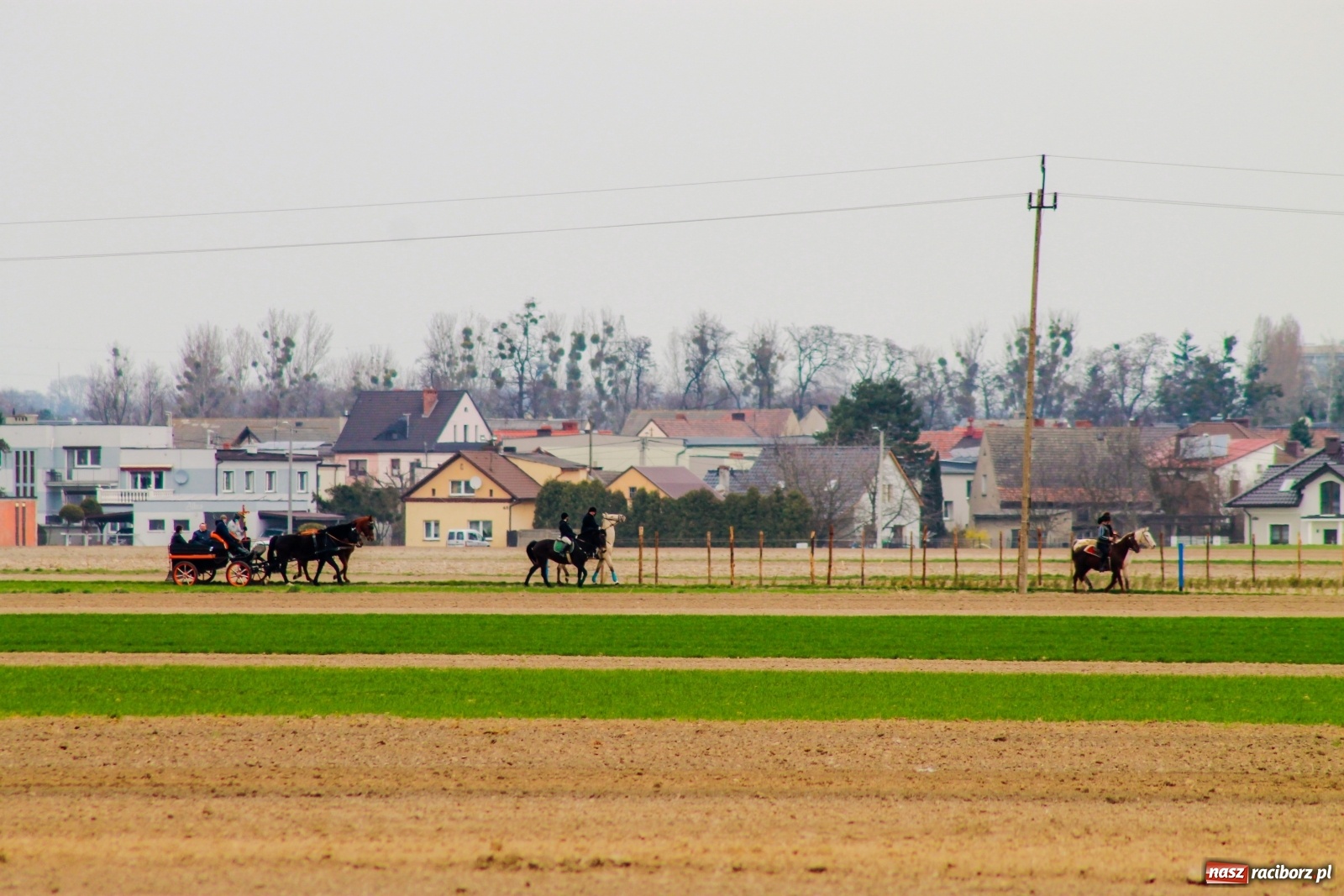 Zdjęcie w galerii na portalu naszraciborz.pl: Sudół nie zaniechał tradycji. Ruszyła procesja konna [FOTO i WIDEO] wiadomości z regionu