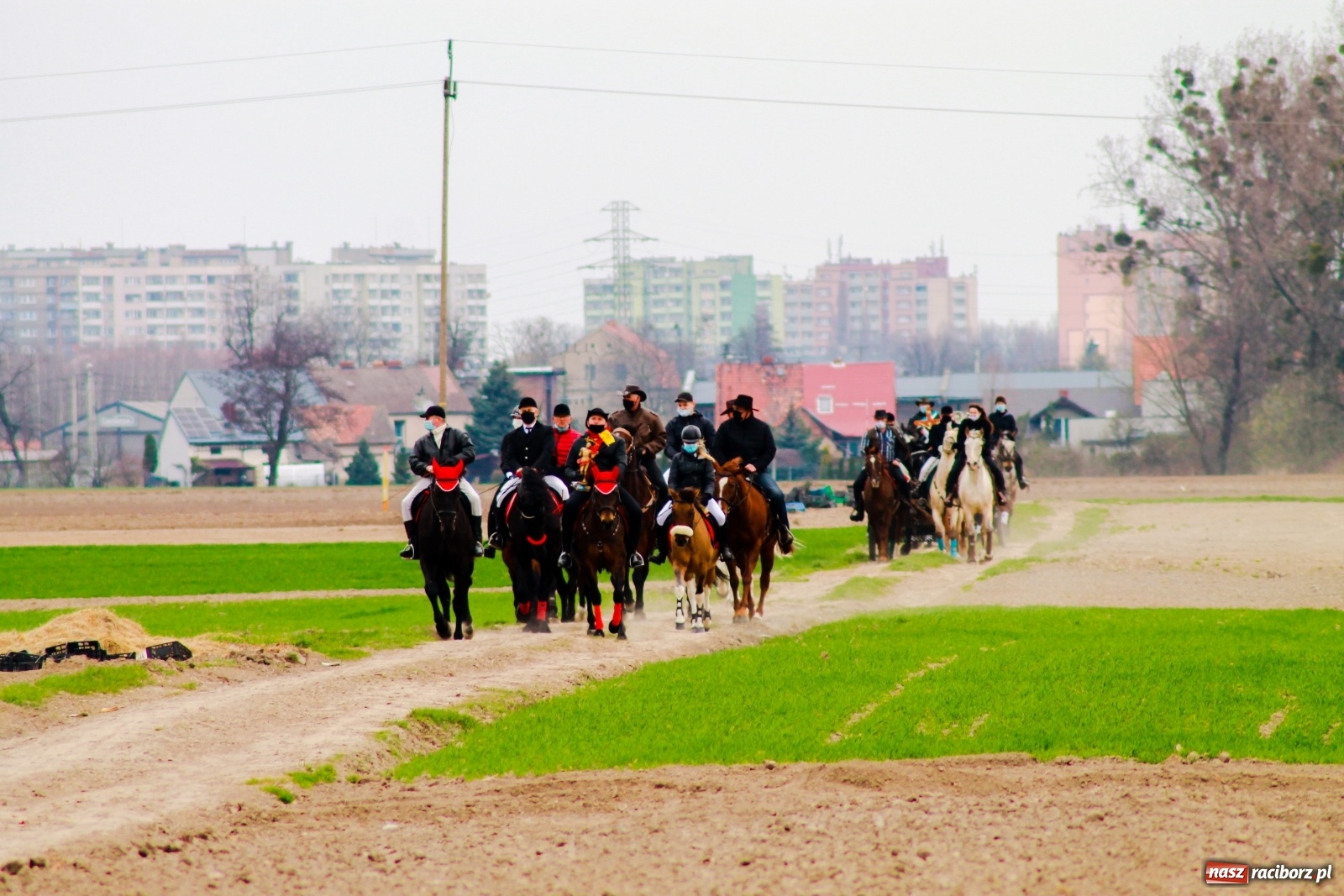 Zdjęcie w galerii na portalu naszraciborz.pl: Sudół nie zaniechał tradycji. Ruszyła procesja konna [FOTO i WIDEO] wiadomości z regionu