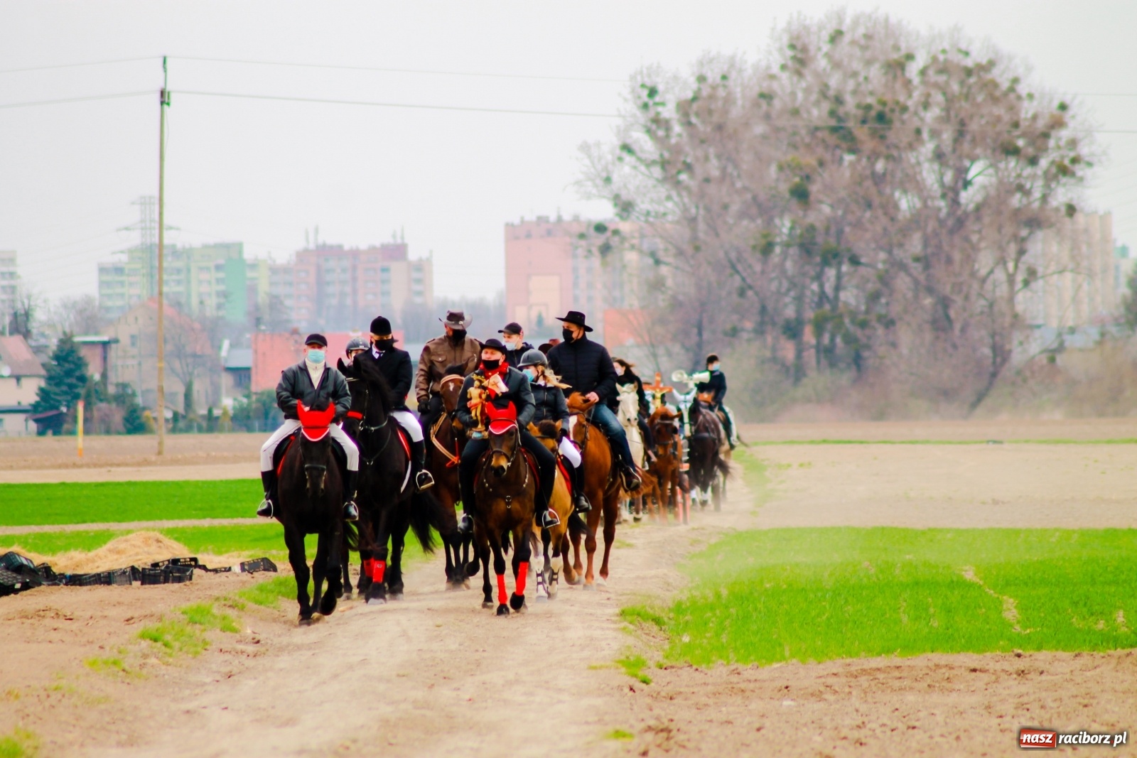 Zdjęcie w galerii na portalu naszraciborz.pl: Sudół nie zaniechał tradycji. Ruszyła procesja konna [FOTO i WIDEO] wiadomości z regionu