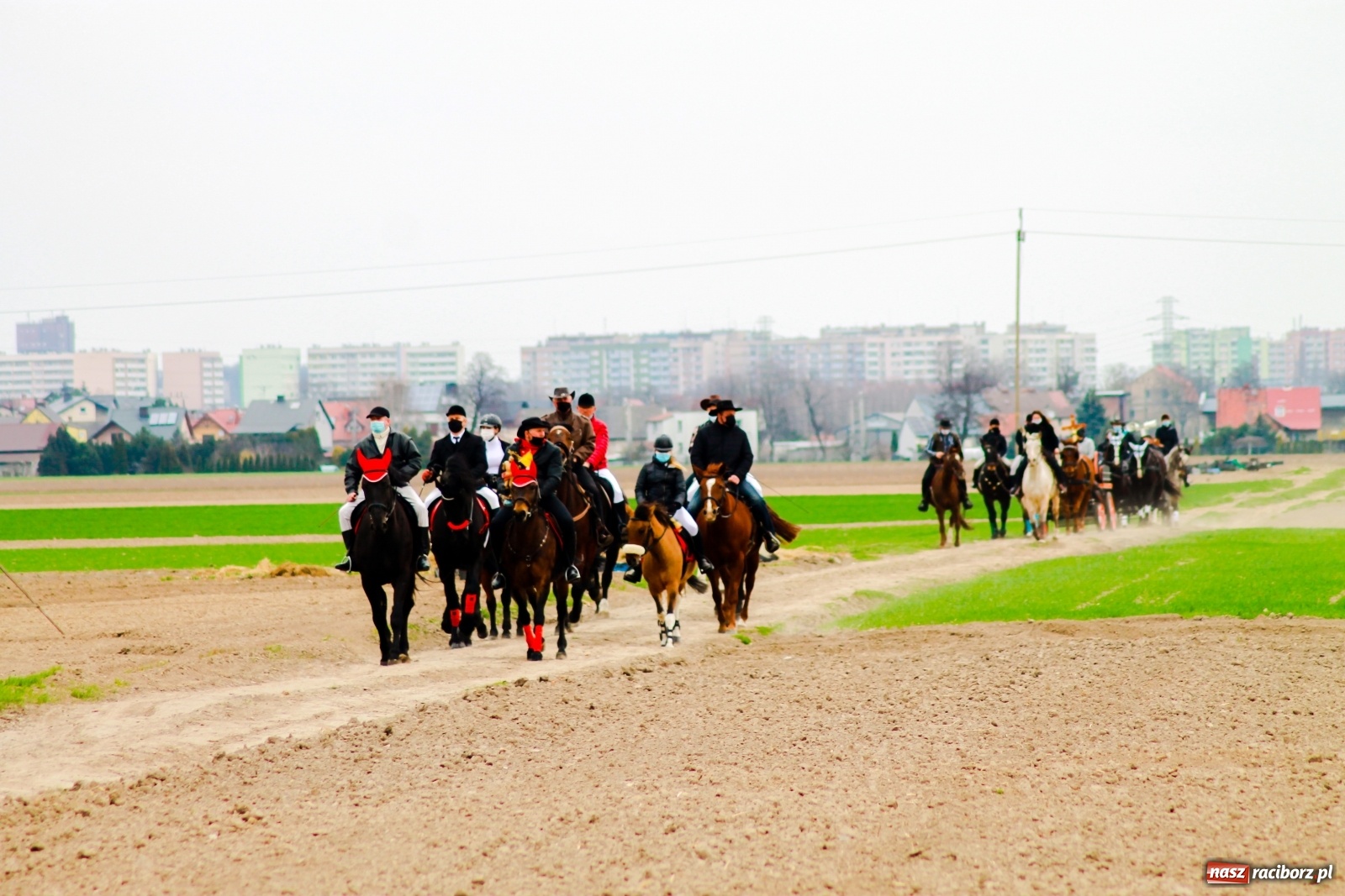 Zdjęcie w galerii na portalu naszraciborz.pl: Sudół nie zaniechał tradycji. Ruszyła procesja konna [FOTO i WIDEO] wiadomości z regionu