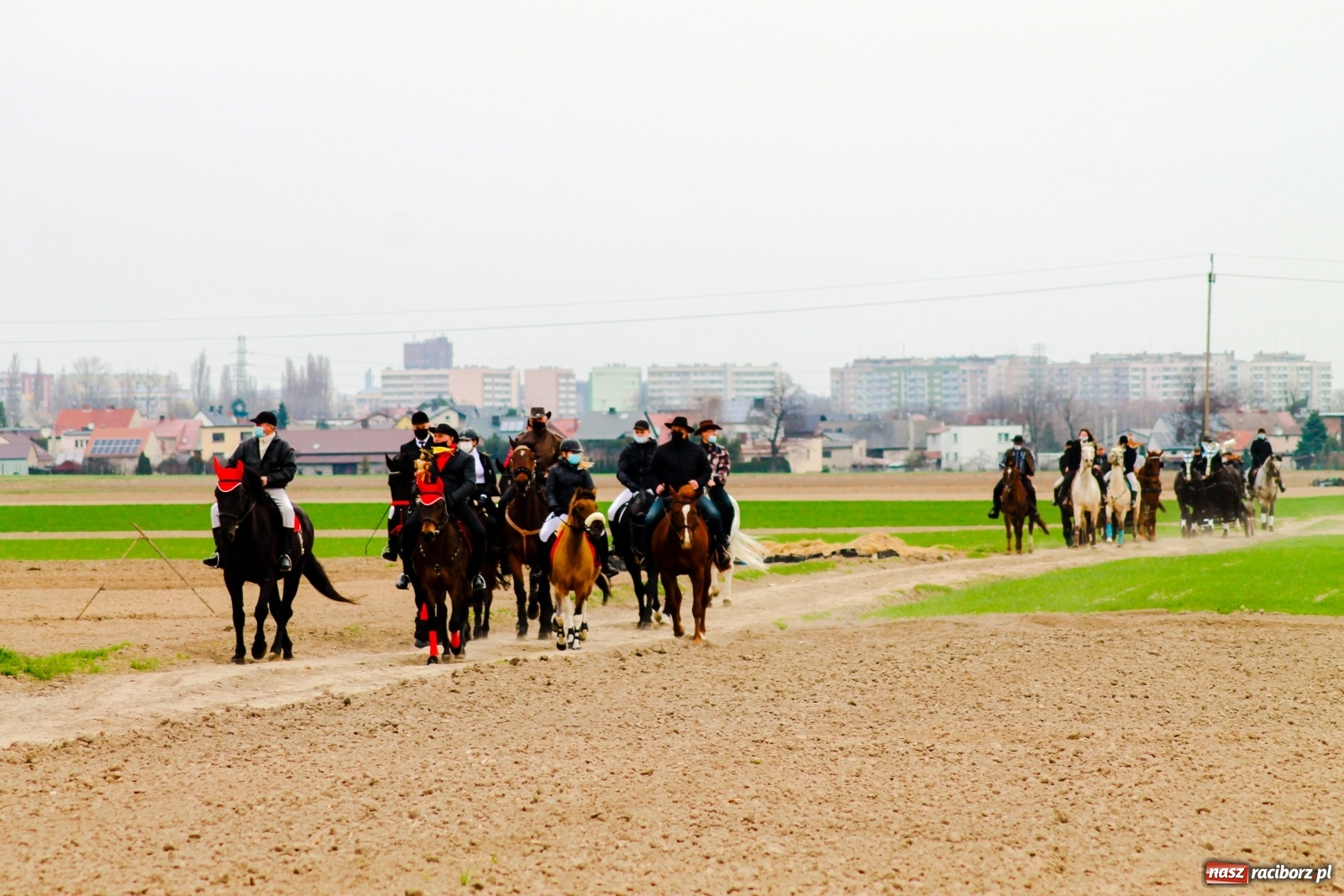 Zdjęcie w galerii na portalu naszraciborz.pl: Sudół nie zaniechał tradycji. Ruszyła procesja konna [FOTO i WIDEO] wiadomości z regionu