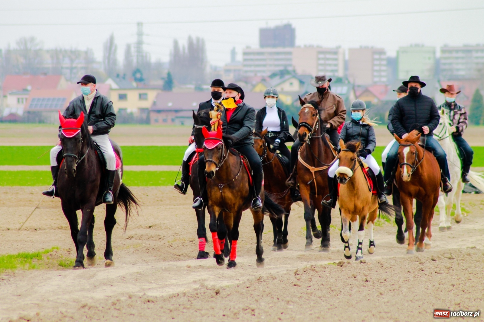 Zdjęcie w galerii na portalu naszraciborz.pl: Sudół nie zaniechał tradycji. Ruszyła procesja konna [FOTO i WIDEO] wiadomości z regionu