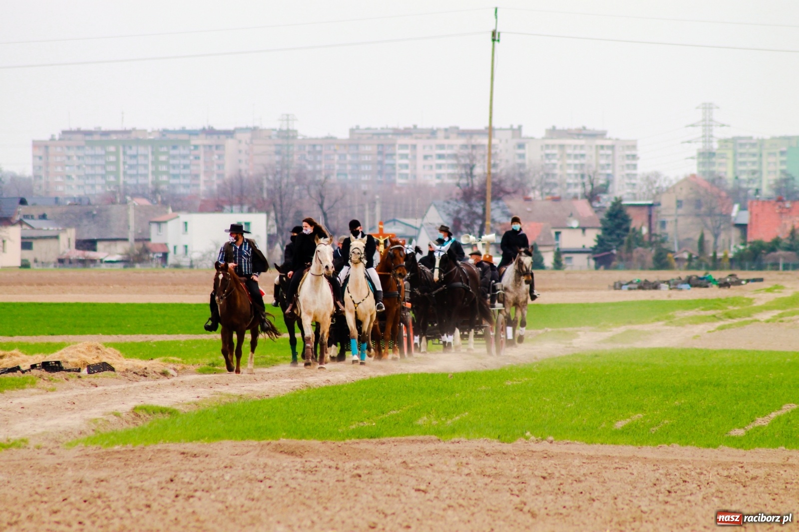 Zdjęcie w galerii na portalu naszraciborz.pl: Sudół nie zaniechał tradycji. Ruszyła procesja konna [FOTO i WIDEO] wiadomości z regionu