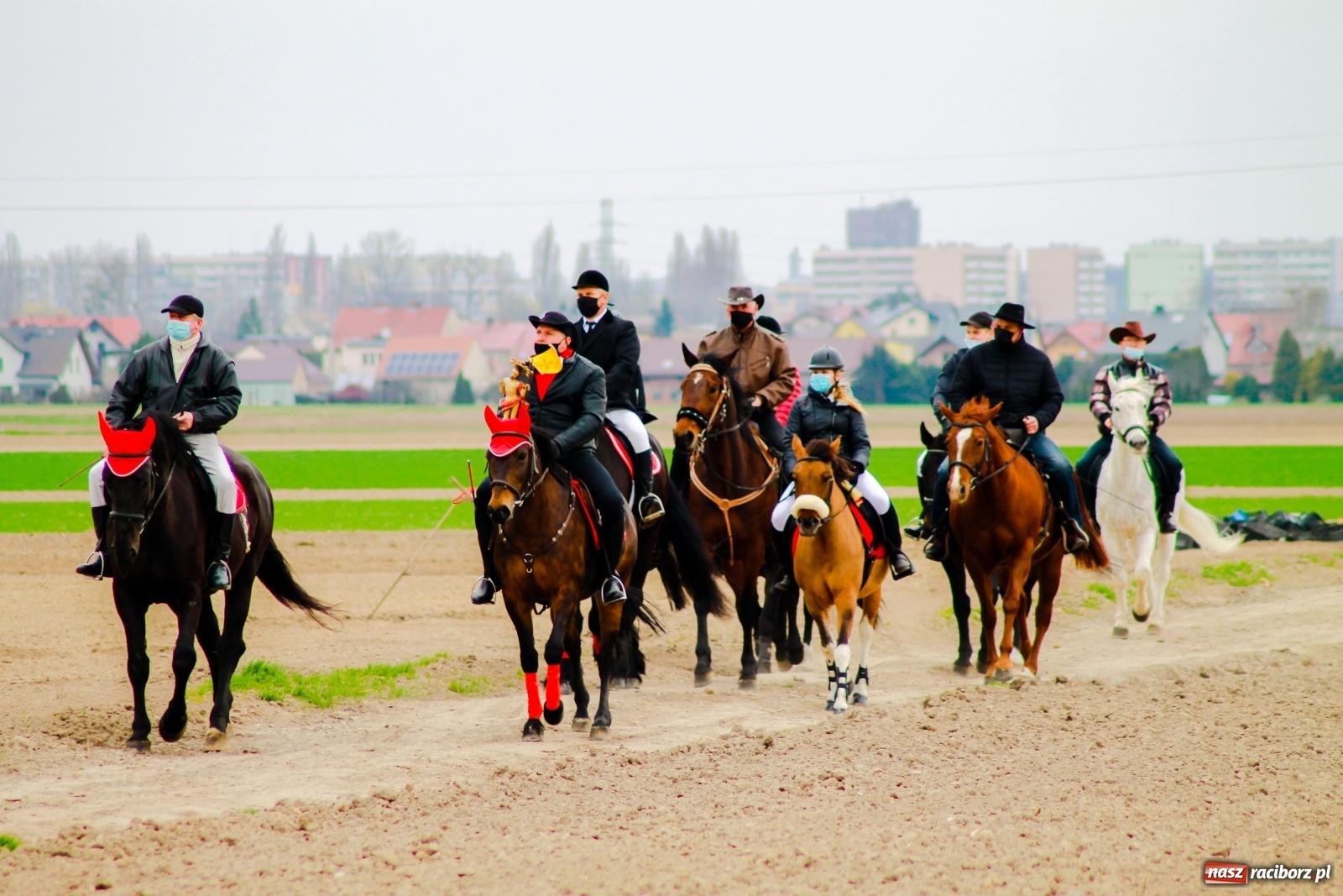 Zdjęcie w galerii na portalu naszraciborz.pl: Sudół nie zaniechał tradycji. Ruszyła procesja konna [FOTO i WIDEO] wiadomości z regionu