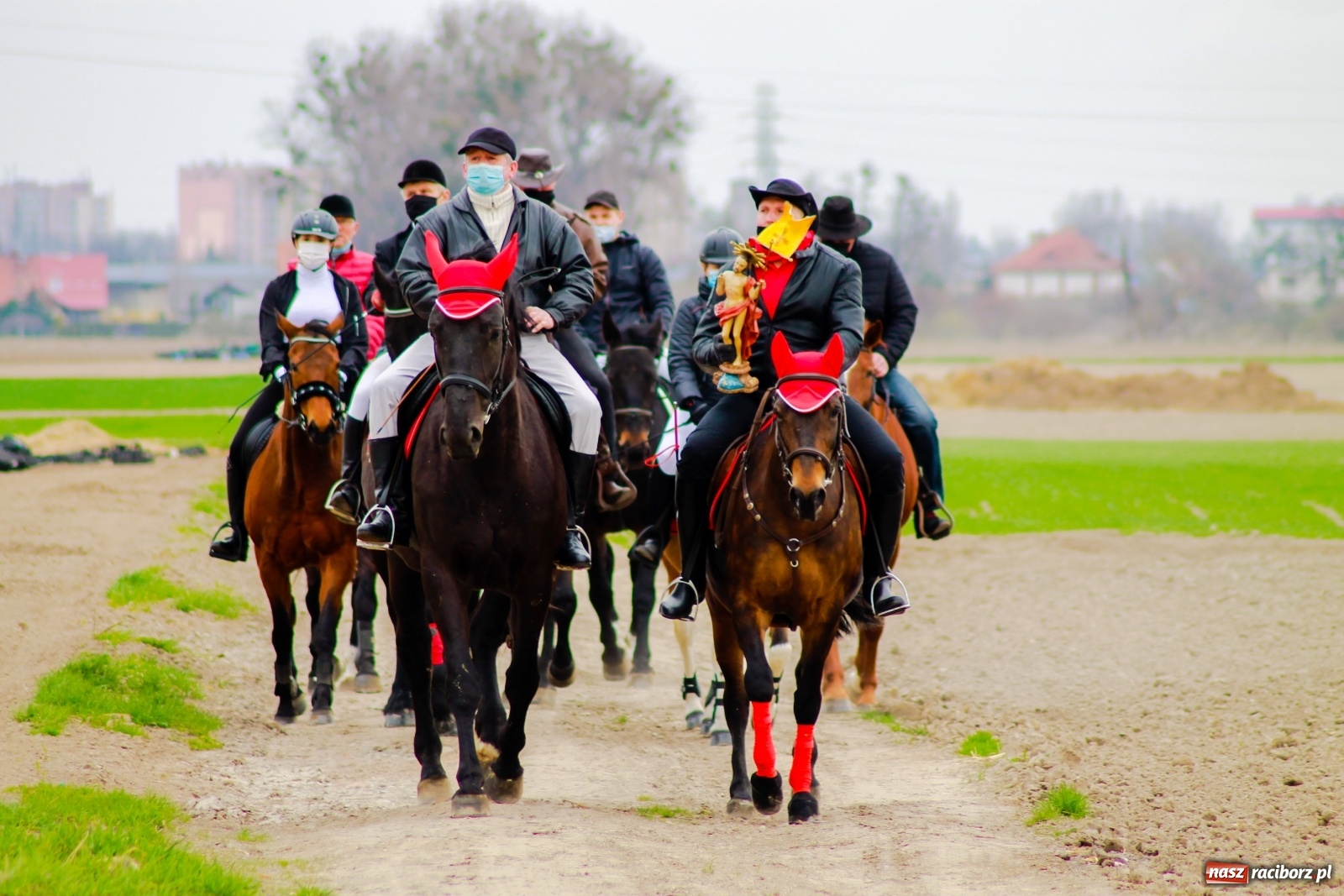 Zdjęcie w galerii na portalu naszraciborz.pl: Sudół nie zaniechał tradycji. Ruszyła procesja konna [FOTO i WIDEO] wiadomości z regionu