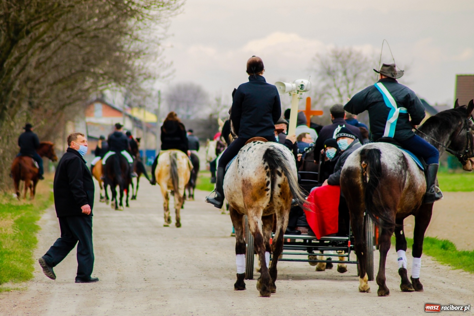Zdjęcie w galerii na portalu naszraciborz.pl: Sudół nie zaniechał tradycji. Ruszyła procesja konna [FOTO i WIDEO] wiadomości z regionu
