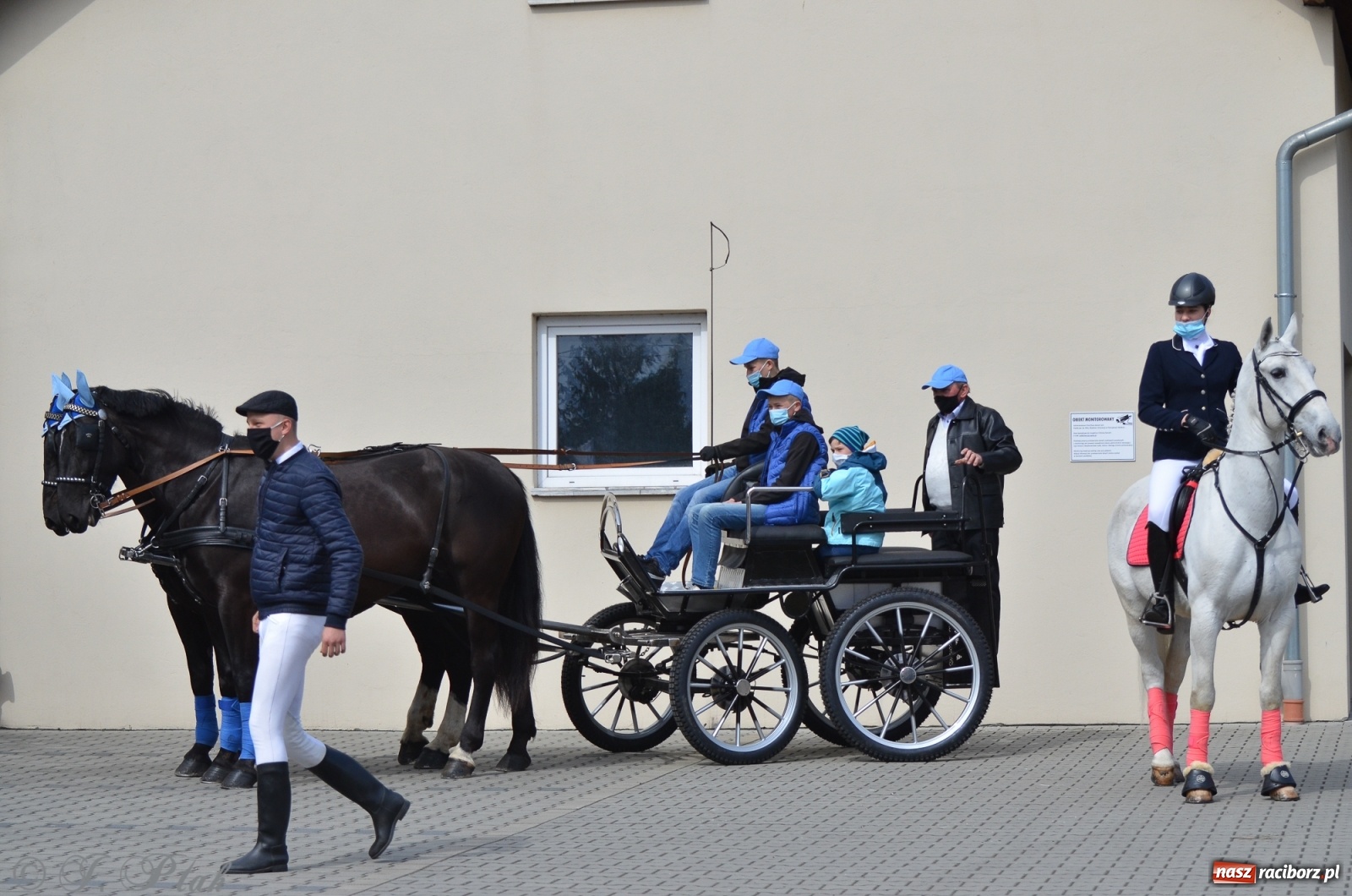 Zdjęcie w galerii na portalu naszraciborz.pl: Wielkanocne procesje konne w obiektywie [FOTO] wiadomości z regionu