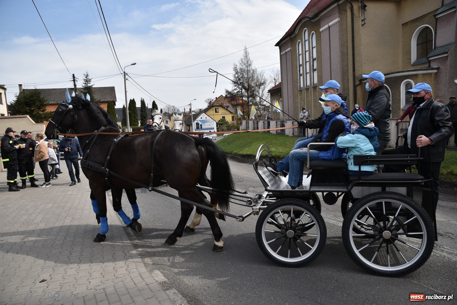 Zdjęcie w galerii na portalu naszraciborz.pl: Wielkanocne procesje konne w obiektywie [FOTO] wiadomości z regionu