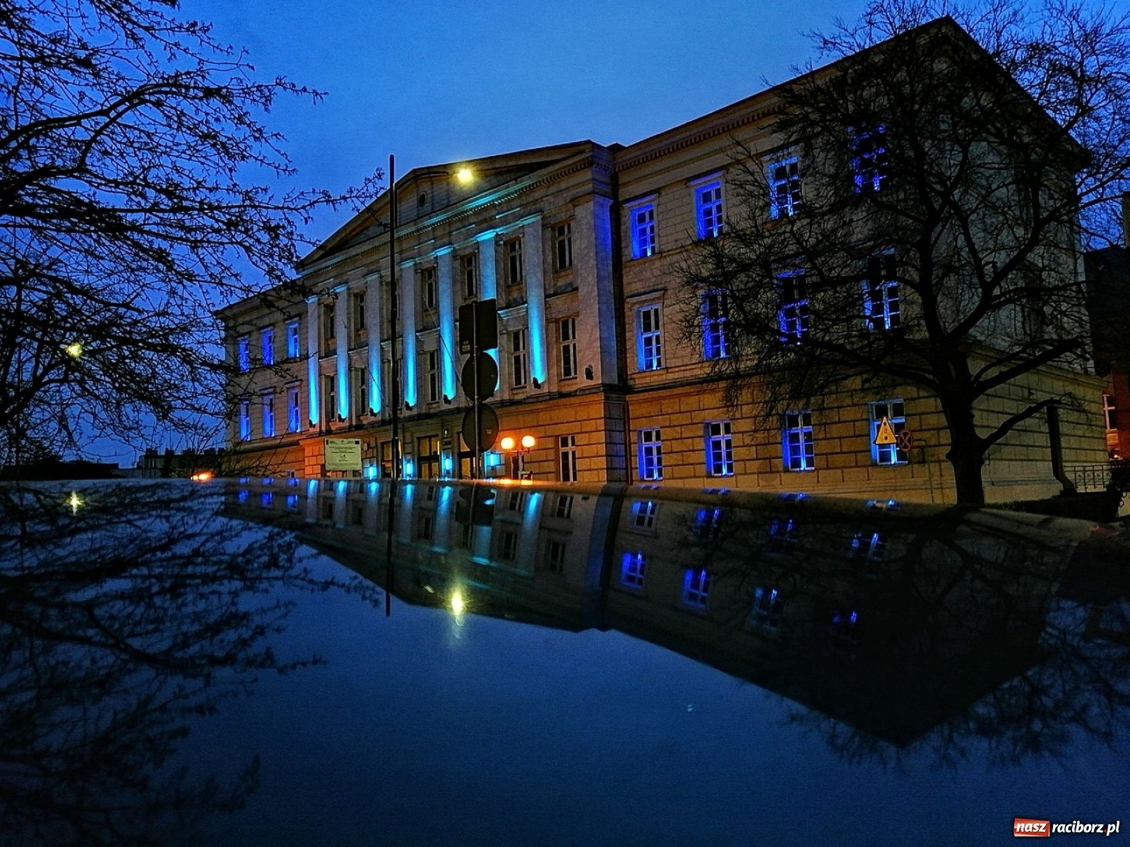 Zdjęcie w galerii na portalu naszraciborz.pl: Dni świadomości autyzmu. Racibórz na niebiesko wiadomości z regionu