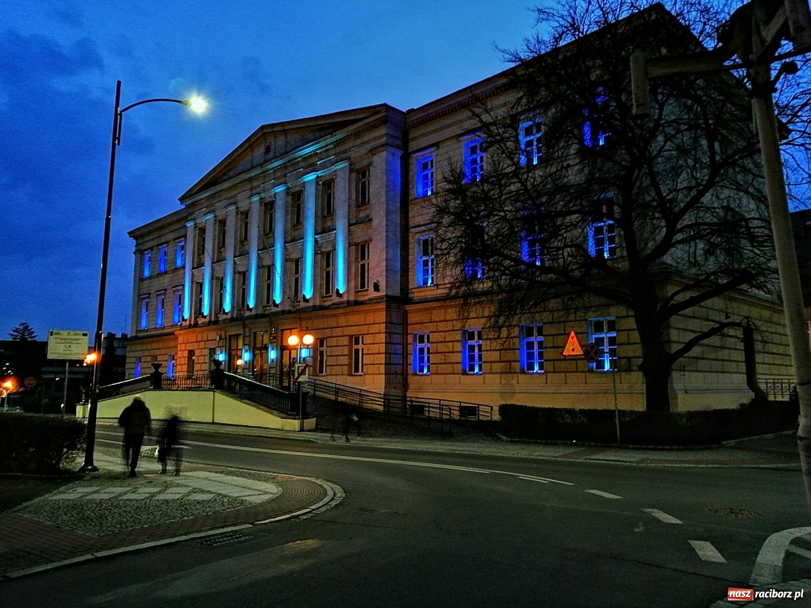 Zdjęcie w galerii na portalu naszraciborz.pl: Dni świadomości autyzmu. Racibórz na niebiesko wiadomości z regionu