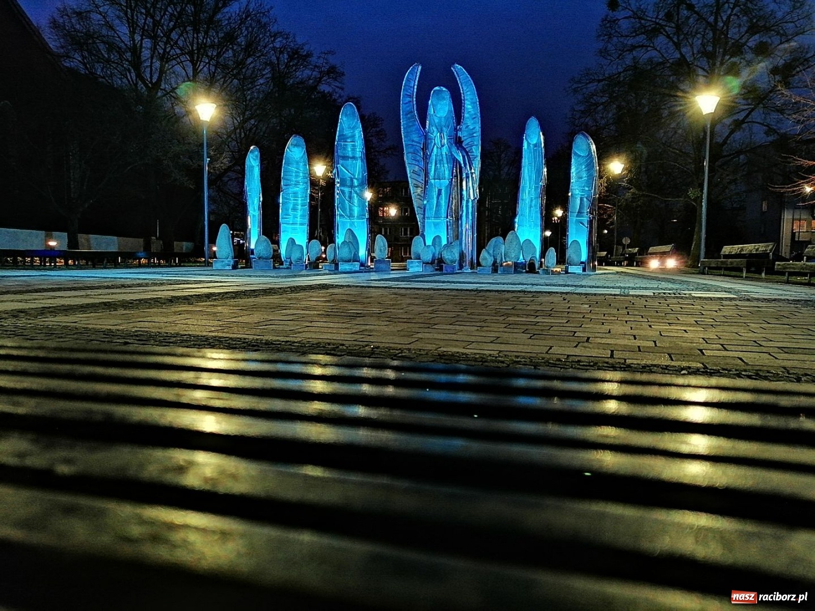 Zdjęcie w galerii na portalu naszraciborz.pl: Dni świadomości autyzmu. Racibórz na niebiesko wiadomości z regionu