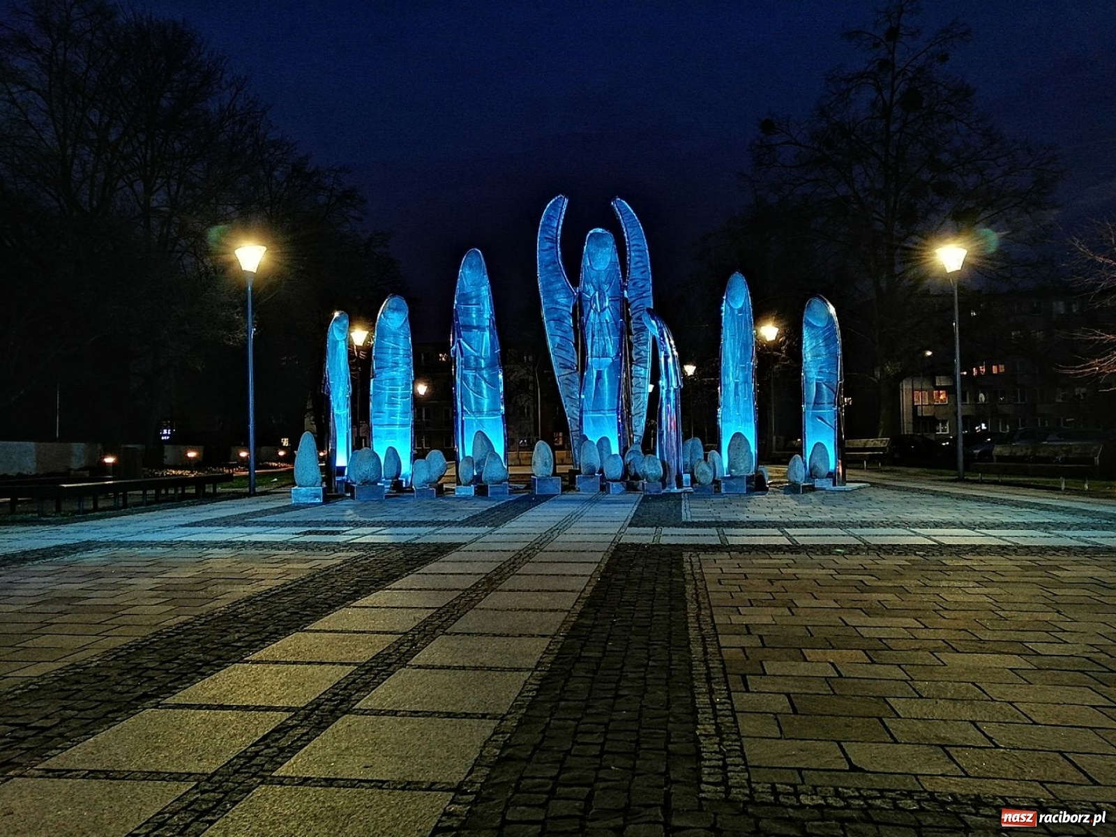 Zdjęcie w galerii na portalu naszraciborz.pl: Dni świadomości autyzmu. Racibórz na niebiesko wiadomości z regionu