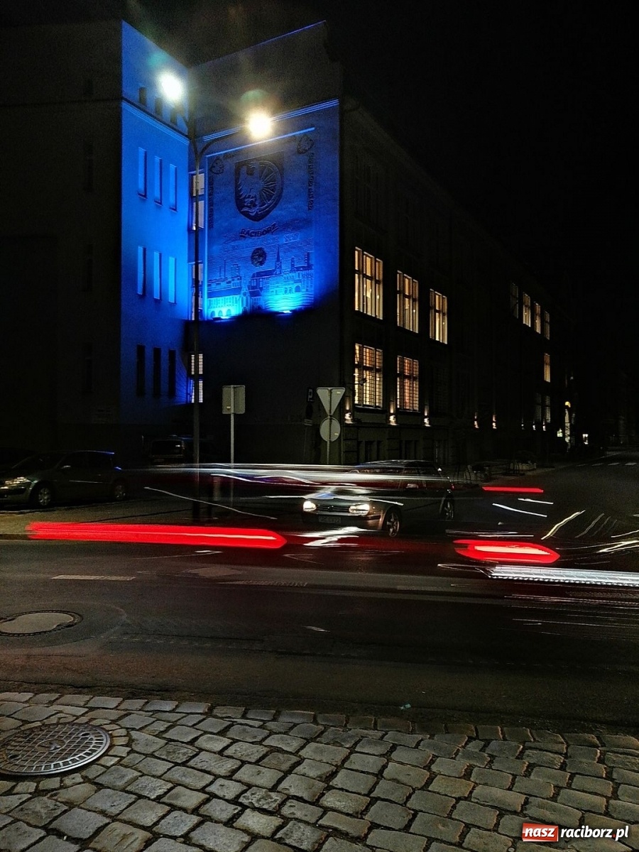 Zdjęcie w galerii na portalu naszraciborz.pl: Dni świadomości autyzmu. Racibórz na niebiesko wiadomości z regionu