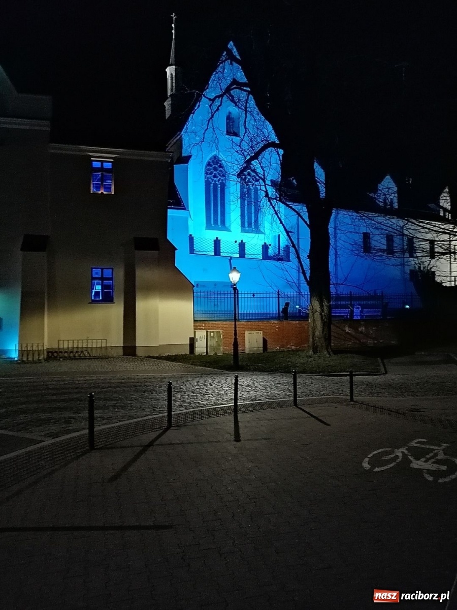 Zdjęcie w galerii na portalu naszraciborz.pl: Dni świadomości autyzmu. Racibórz na niebiesko wiadomości z regionu