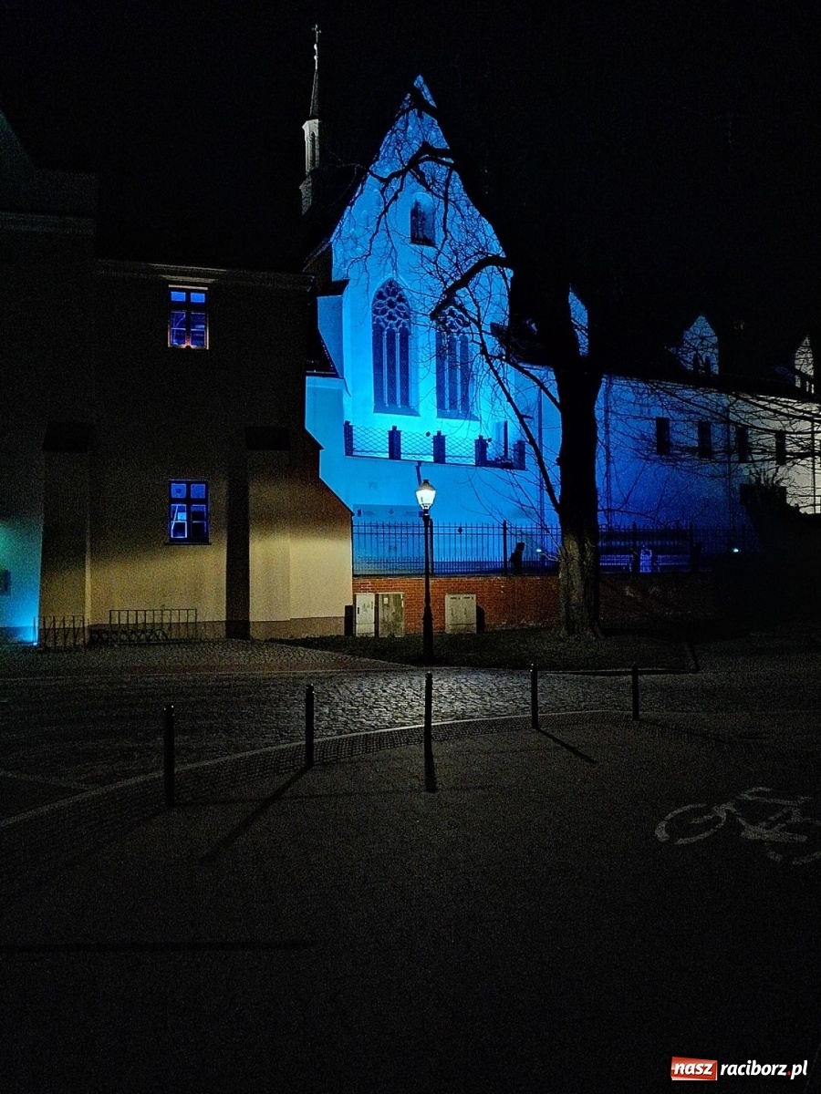 Zdjęcie w galerii na portalu naszraciborz.pl: Dni świadomości autyzmu. Racibórz na niebiesko wiadomości z regionu