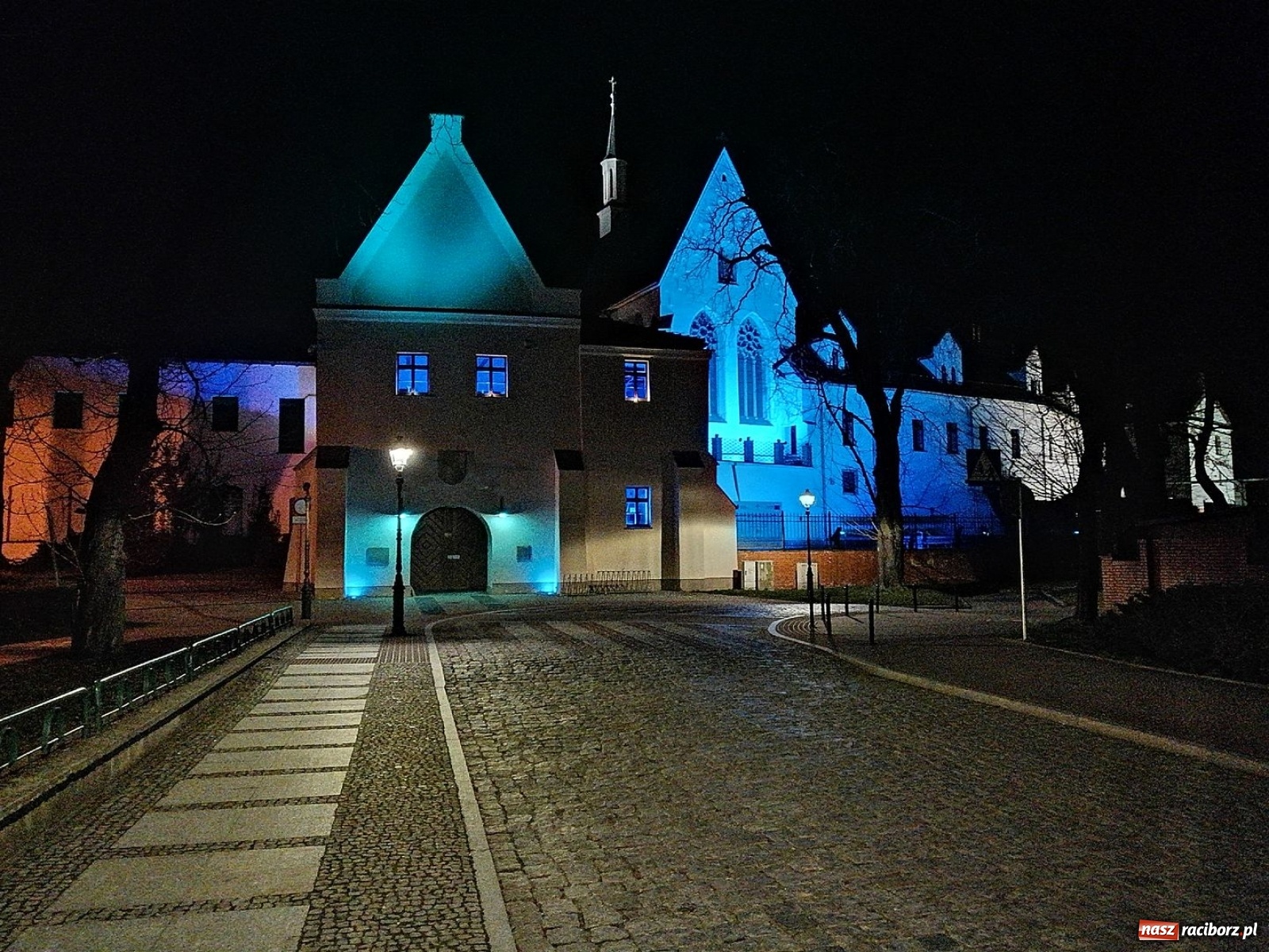 Zdjęcie w galerii na portalu naszraciborz.pl: Dni świadomości autyzmu. Racibórz na niebiesko wiadomości z regionu