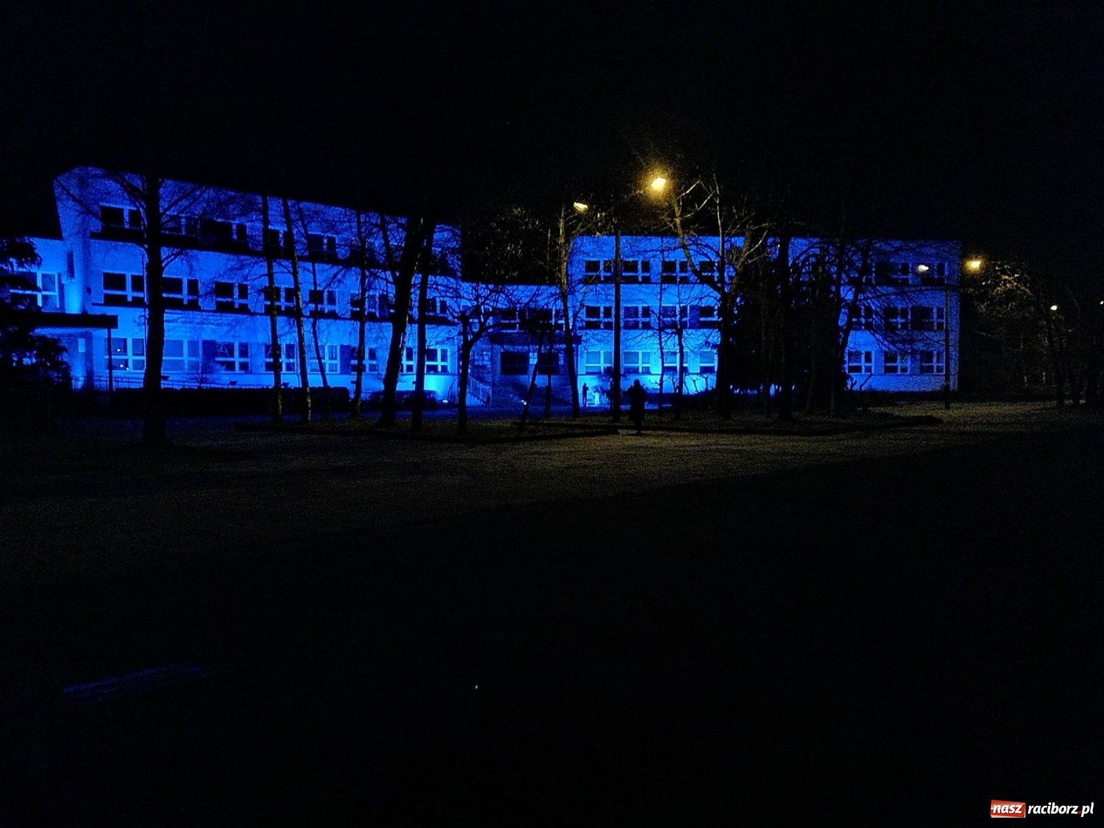 Zdjęcie w galerii na portalu naszraciborz.pl: Dni świadomości autyzmu. Racibórz na niebiesko wiadomości z regionu