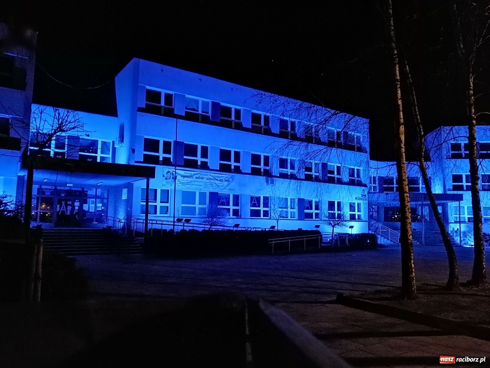 Zdjęcie w galerii na portalu naszraciborz.pl: Dni świadomości autyzmu. Racibórz na niebiesko wiadomości z regionu