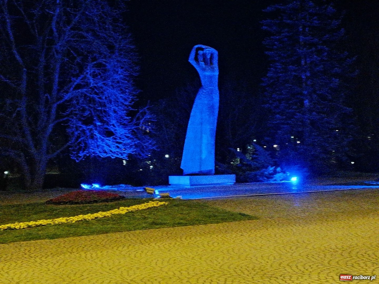 Zdjęcie w galerii na portalu naszraciborz.pl: Dni świadomości autyzmu. Racibórz na niebiesko wiadomości z regionu