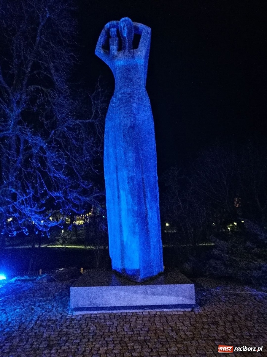 Zdjęcie w galerii na portalu naszraciborz.pl: Dni świadomości autyzmu. Racibórz na niebiesko wiadomości z regionu