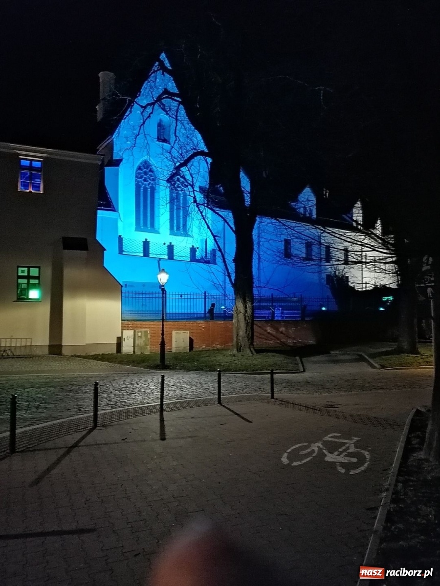 Zdjęcie w galerii na portalu naszraciborz.pl: Dni świadomości autyzmu. Racibórz na niebiesko wiadomości z regionu