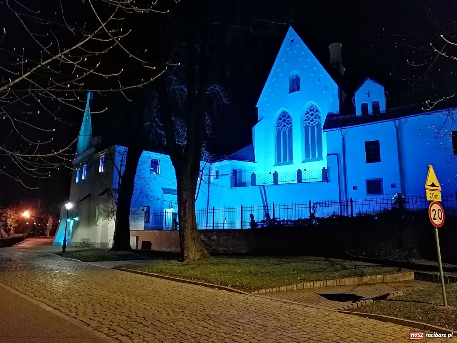 Zdjęcie w galerii na portalu naszraciborz.pl: Dni świadomości autyzmu. Racibórz na niebiesko wiadomości z regionu
