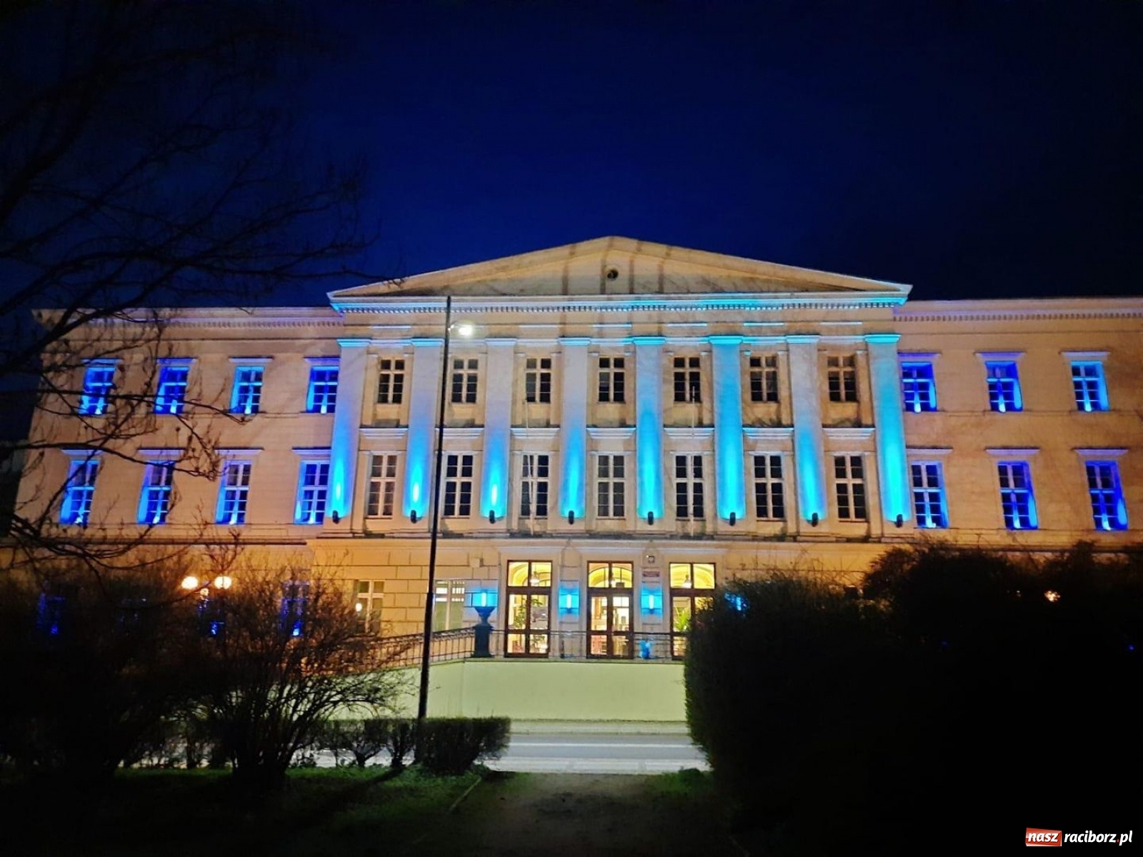 Zdjęcie w galerii na portalu naszraciborz.pl: Dni świadomości autyzmu. Racibórz na niebiesko wiadomości z regionu