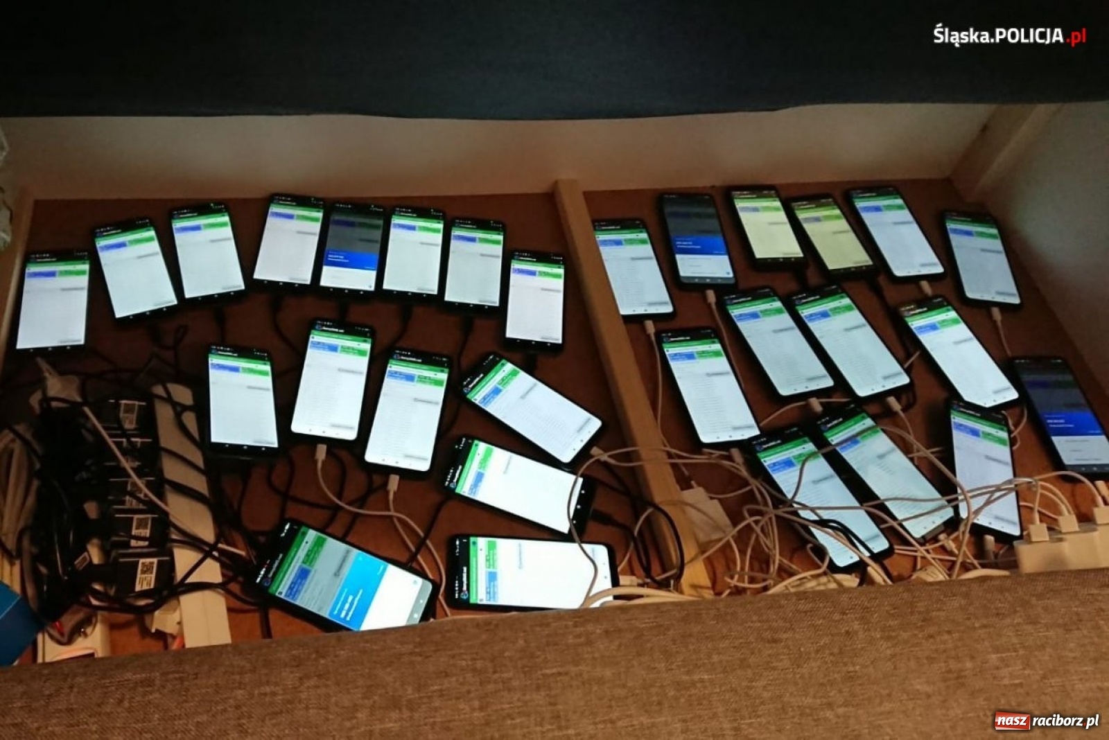 Zdjęcie w galerii na portalu naszraciborz.pl: Cyberprzestępcy w rękach policji. To oni wysyłali oszukańcze SMS-y wiadomości z regionu