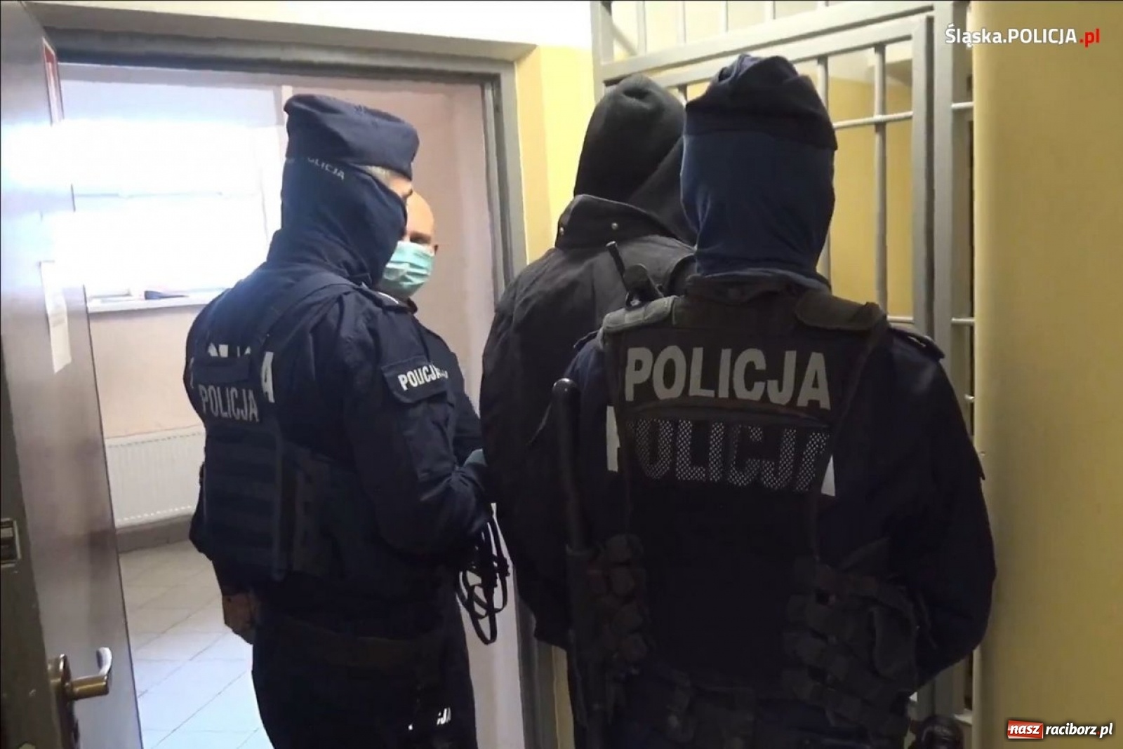 Zdjęcie w galerii na portalu naszraciborz.pl: Cyberprzestępcy w rękach policji. To oni wysyłali oszukańcze SMS-y wiadomości z regionu