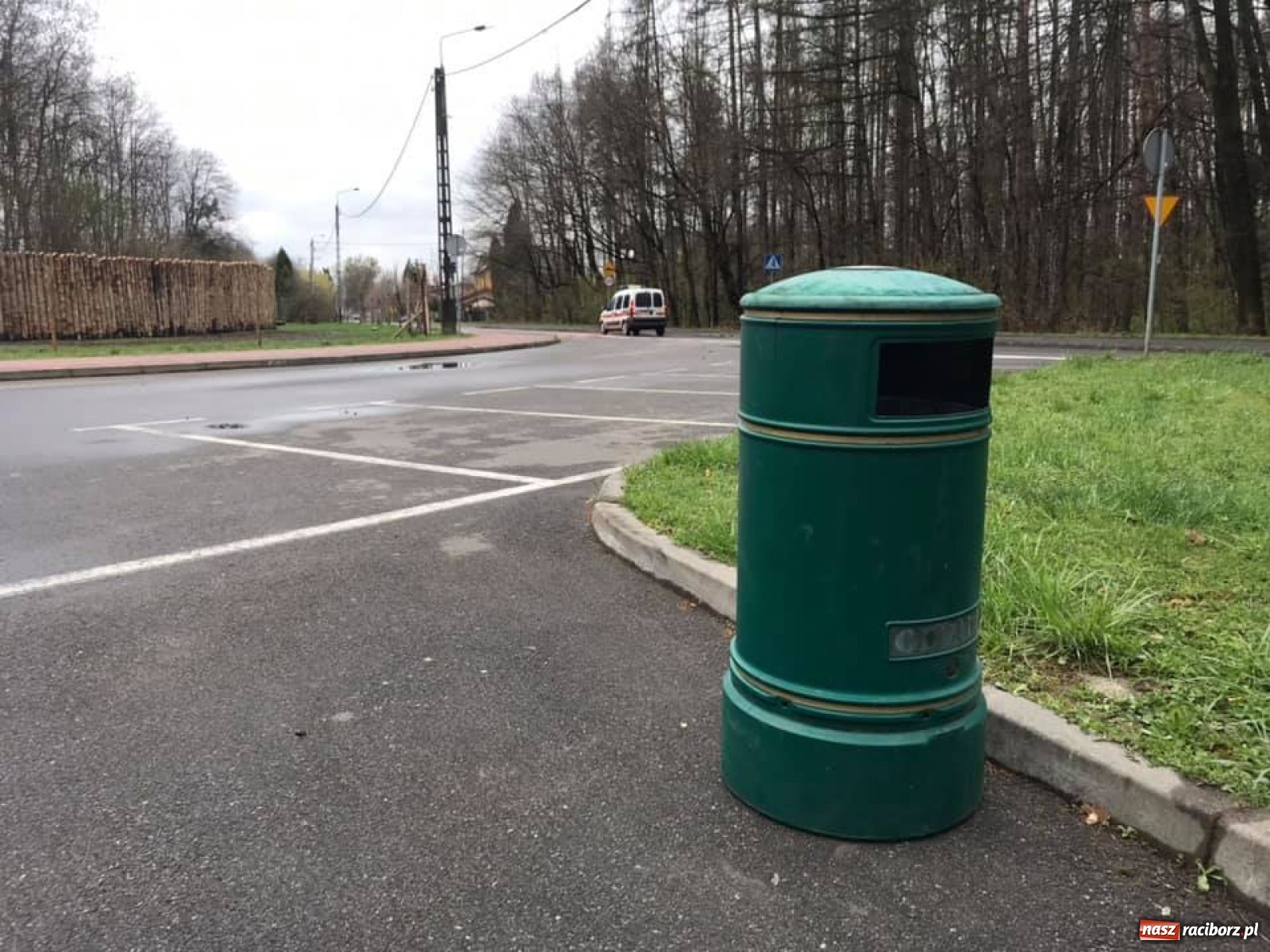 Zdjęcie w galerii na portalu naszraciborz.pl: Kaczkomat i kosze pod Arboretum. Drobne rzeczy, które cieszą wiadomości z regionu