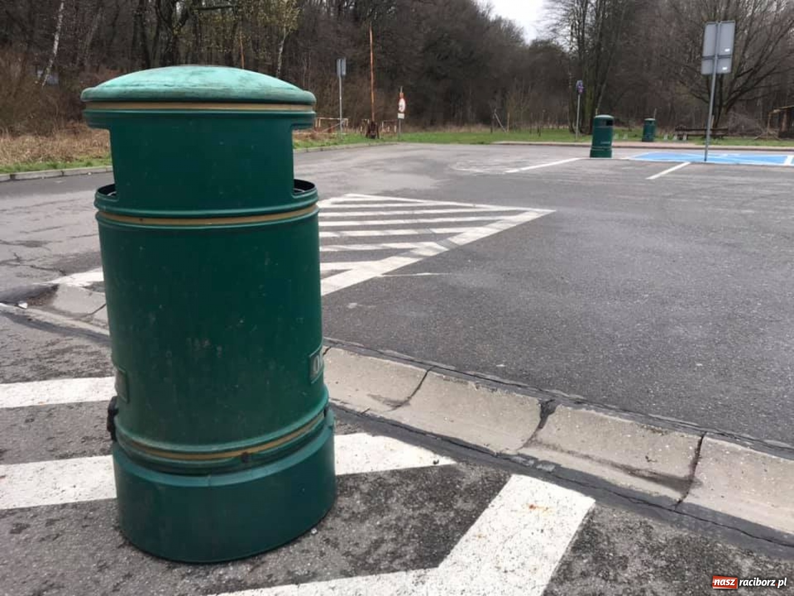 Zdjęcie w galerii na portalu naszraciborz.pl: Kaczkomat i kosze pod Arboretum. Drobne rzeczy, które cieszą wiadomości z regionu