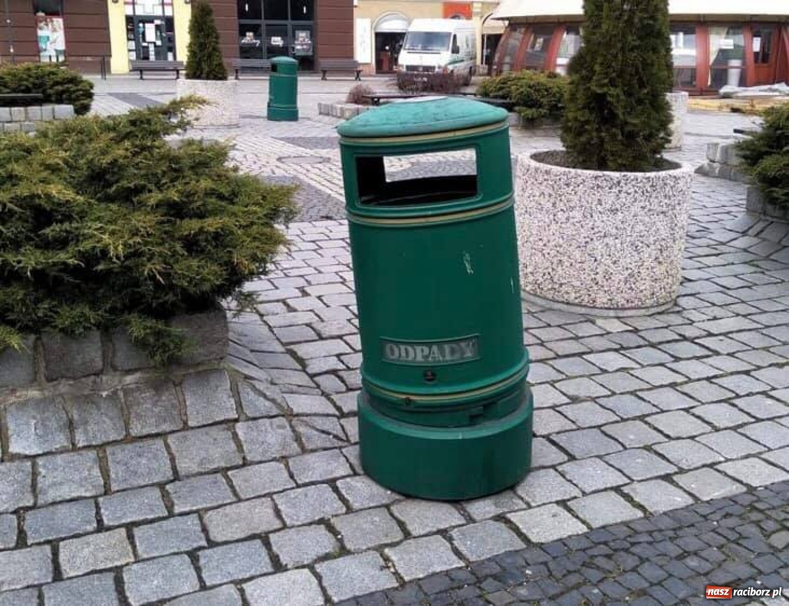 Zdjęcie w galerii na portalu naszraciborz.pl: Kaczkomat i kosze pod Arboretum. Drobne rzeczy, które cieszą wiadomości z regionu