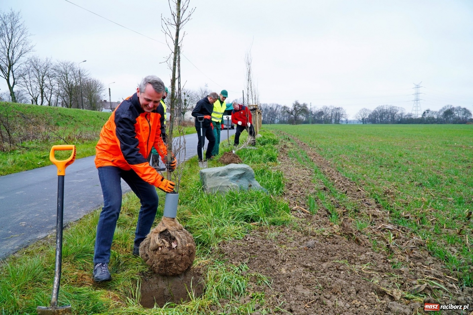 Zdjęcie w galerii na portalu naszraciborz.pl: Przy ścieżce do Łężczoka rosną już dęby. Trzy ostatnie zasadzili prezydenci wiadomości z regionu
