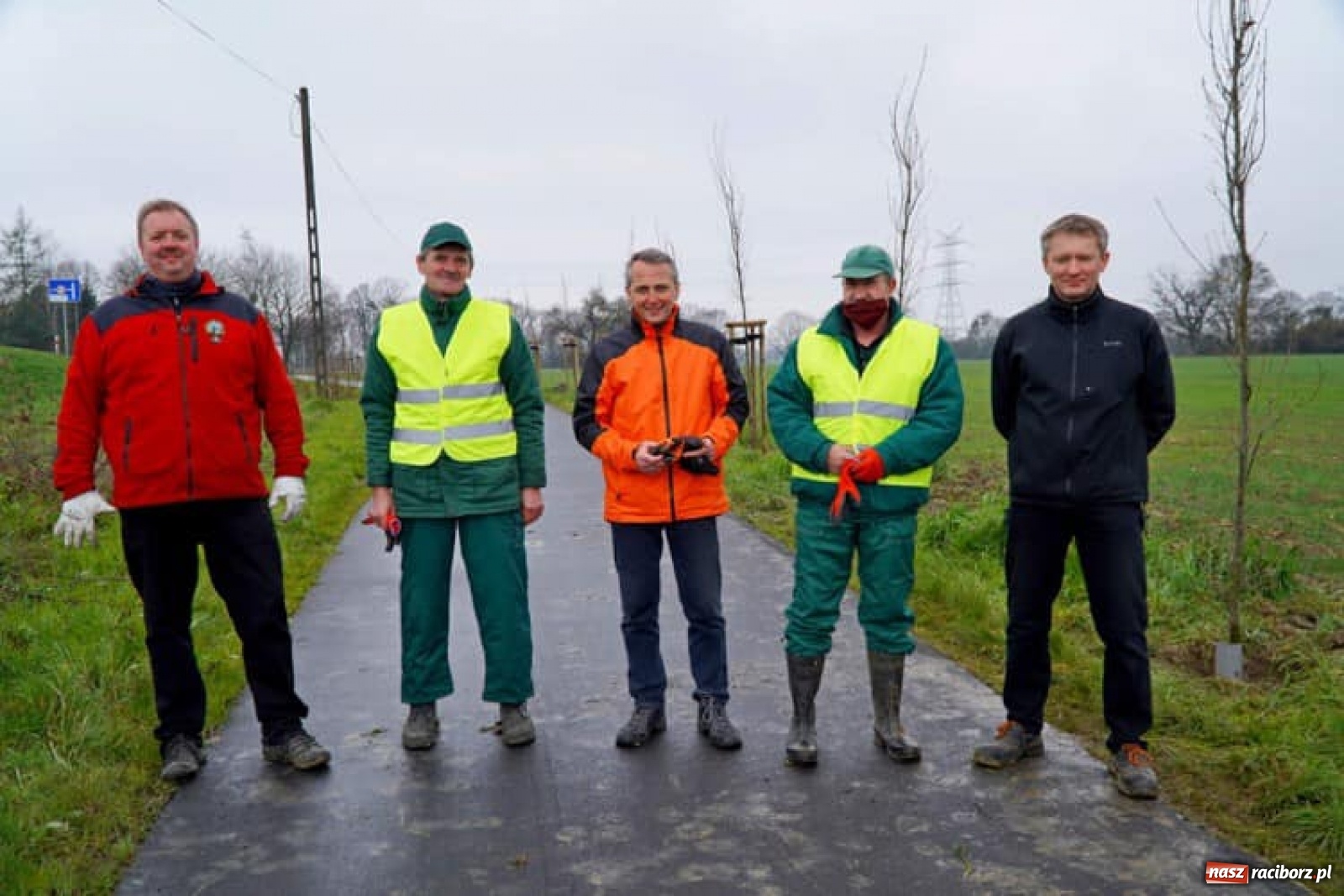 Zdjęcie w galerii na portalu naszraciborz.pl: Przy ścieżce do Łężczoka rosną już dęby. Trzy ostatnie zasadzili prezydenci wiadomości z regionu