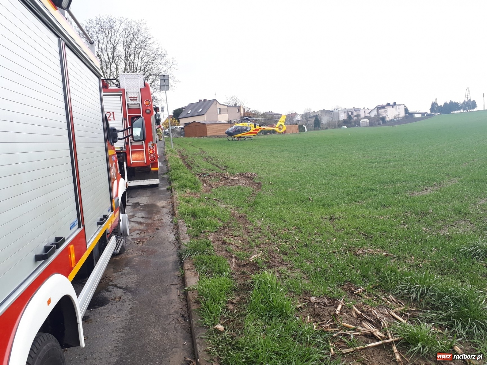 Zdjęcie w galerii na portalu naszraciborz.pl: Nie było wolnej karetki. Przyleciał śmigłowiec z Opola [FOTO] wiadomości z regionu