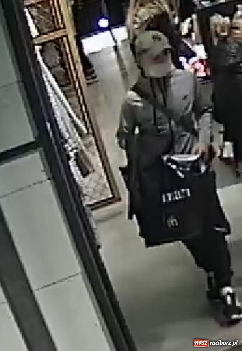 Zdjęcie w galerii na portalu naszraciborz.pl: Policja publikuje zdjęcia podejrzanego o kradzież wiadomości z regionu