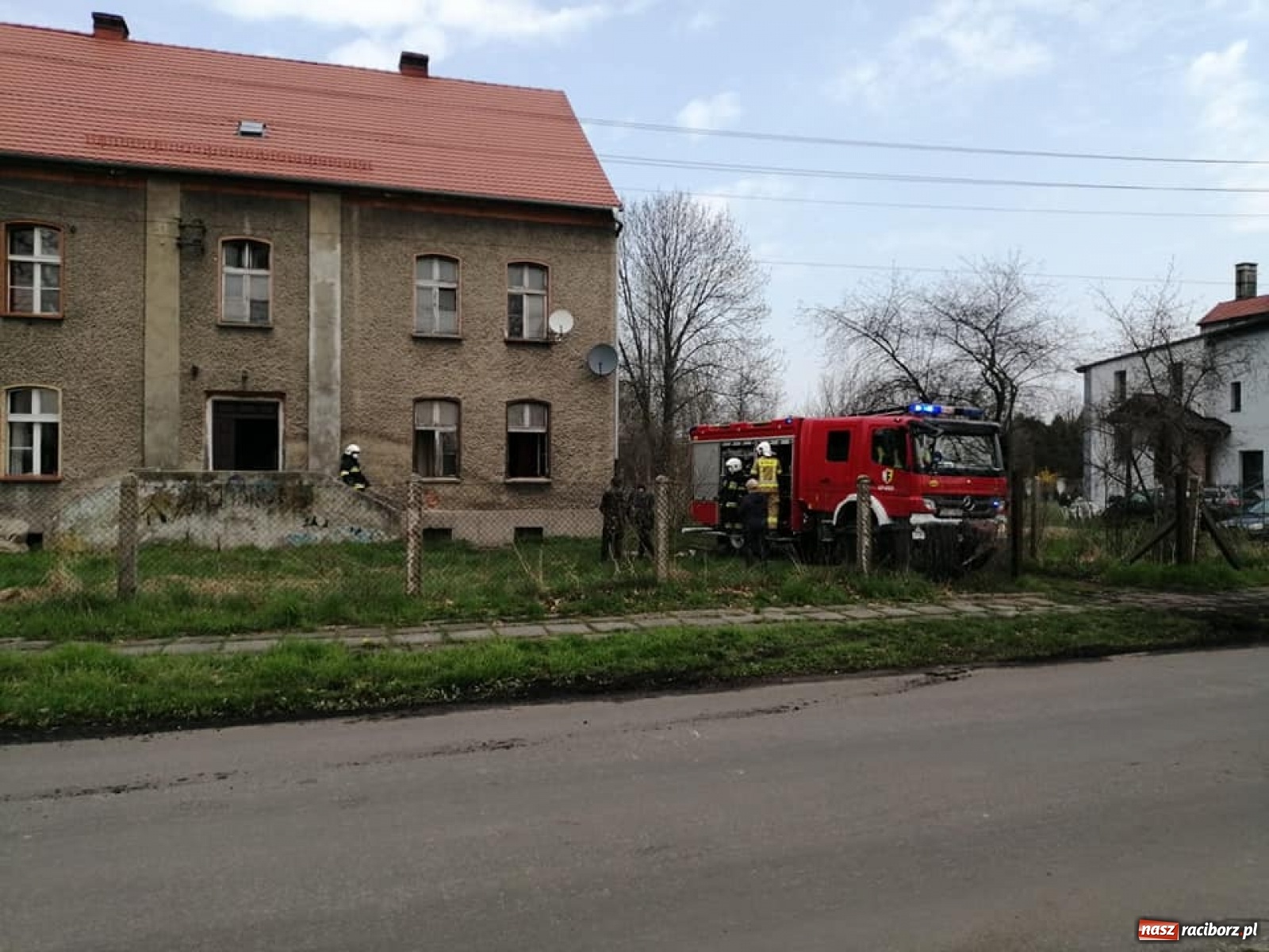 Zdjęcie w galerii na portalu naszraciborz.pl: Gęsty dym w mieszkaniu przy Jesionowej w Nędzy. Pomogły pracowniczki OPS wiadomości z regionu